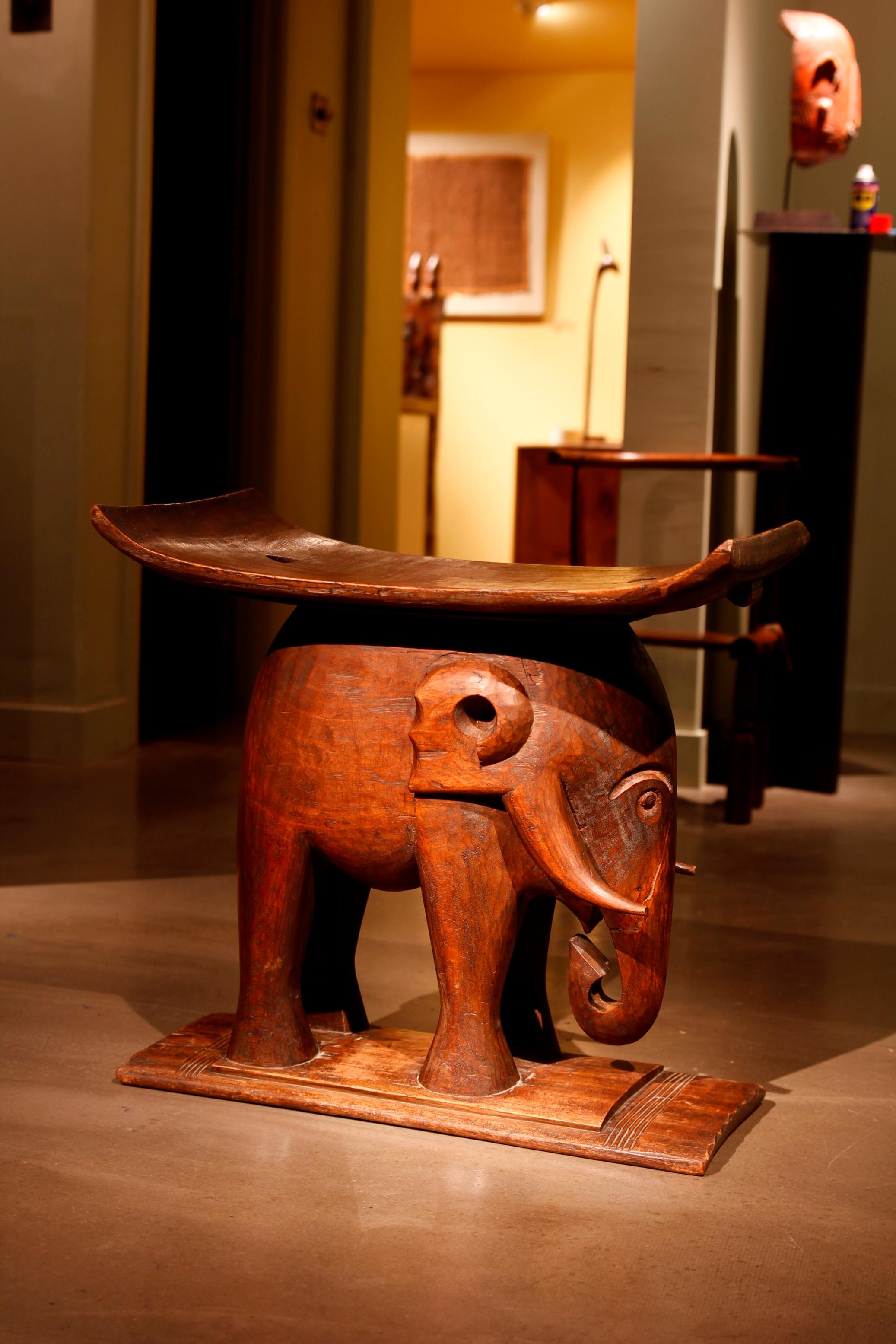 Prestige-Hocker mit der Darstellung eines Elefanten (Hartholz) im Angebot