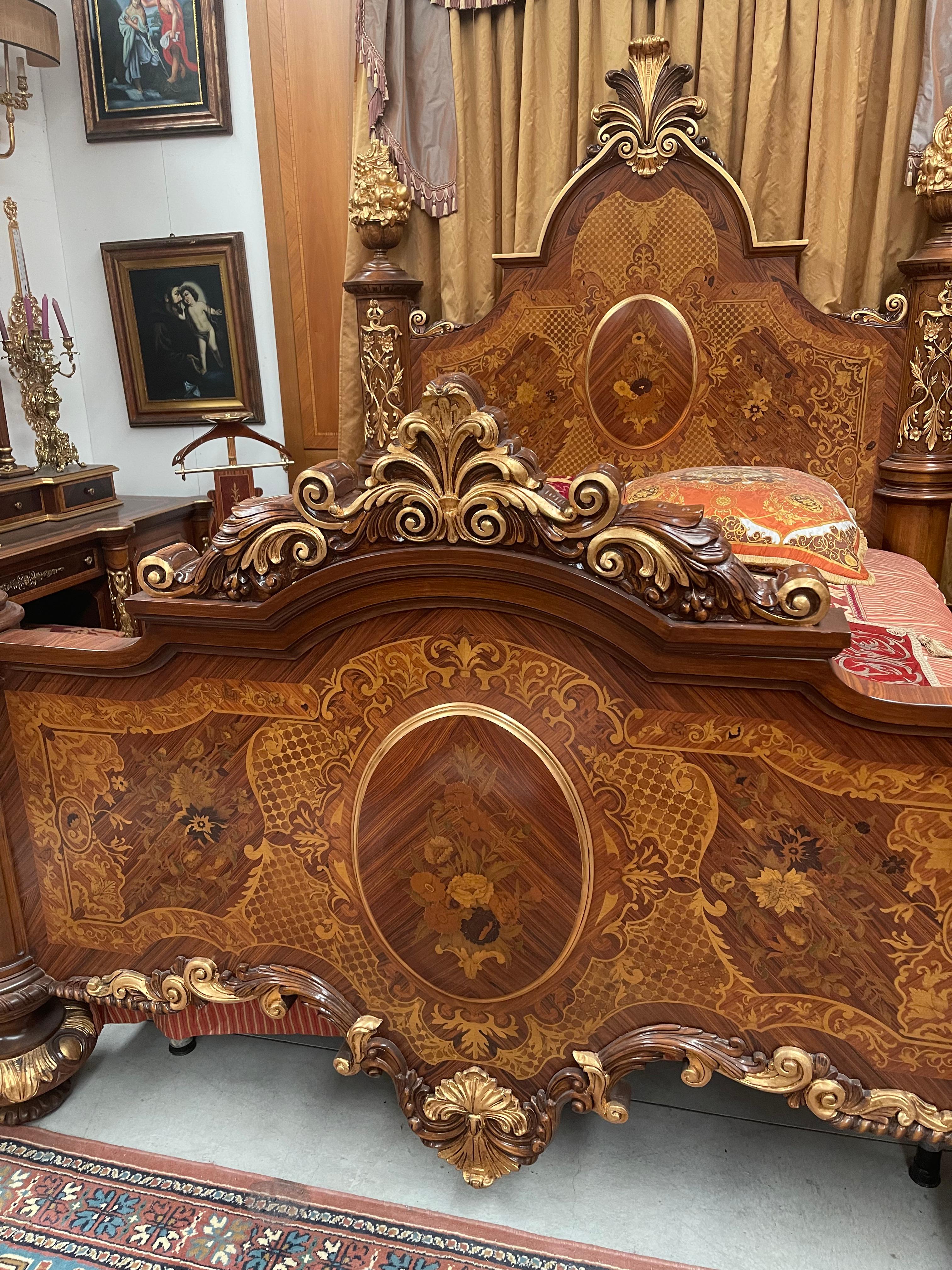 Prestigious and luxury French bed Louis XV style 1970s In Excellent Condition For Sale In Cantù, IT