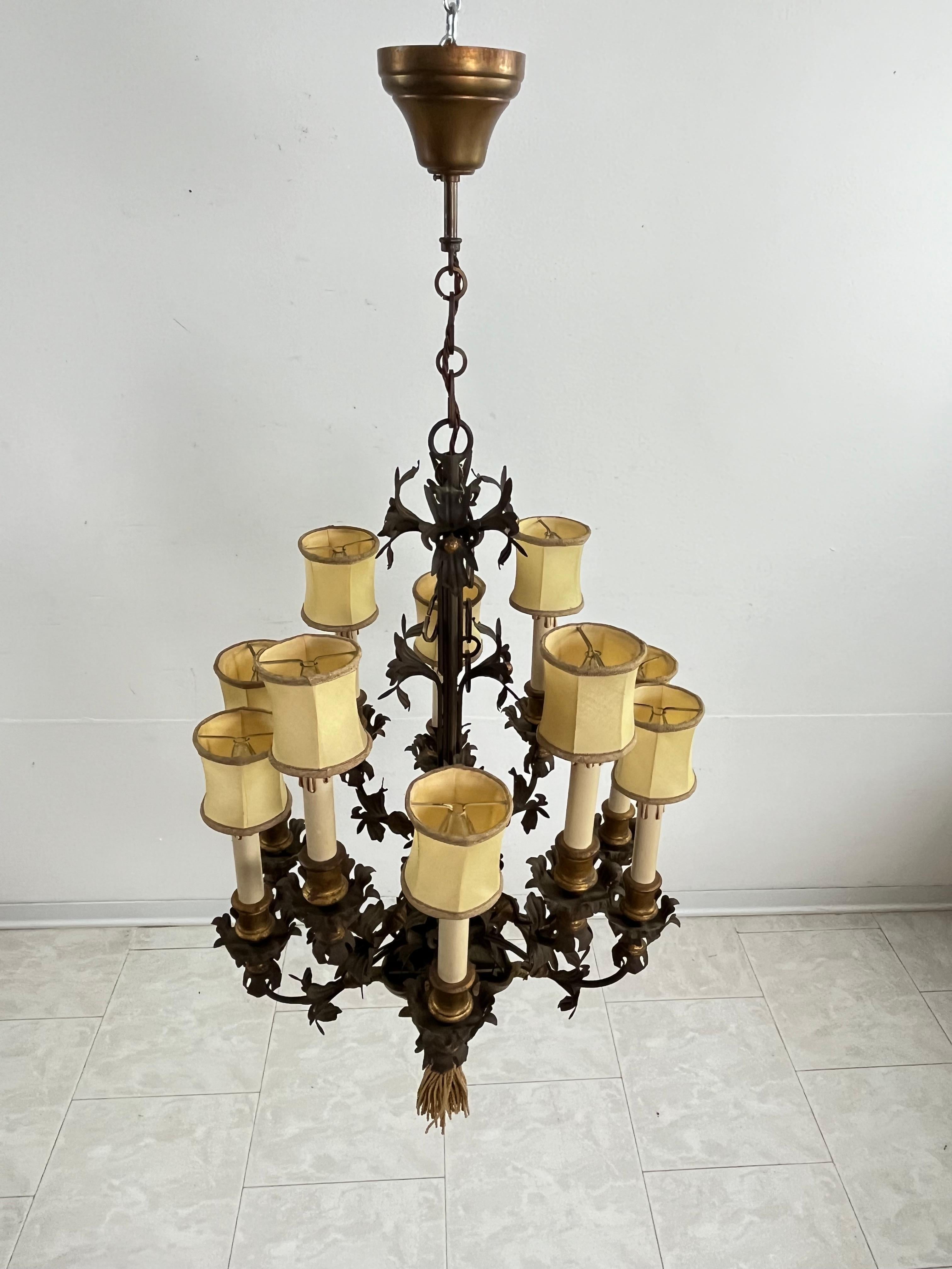 Français Prestigieux ensemble de 2 lustres français à 10 lumières en fer forgé et laiton, 1980 en vente