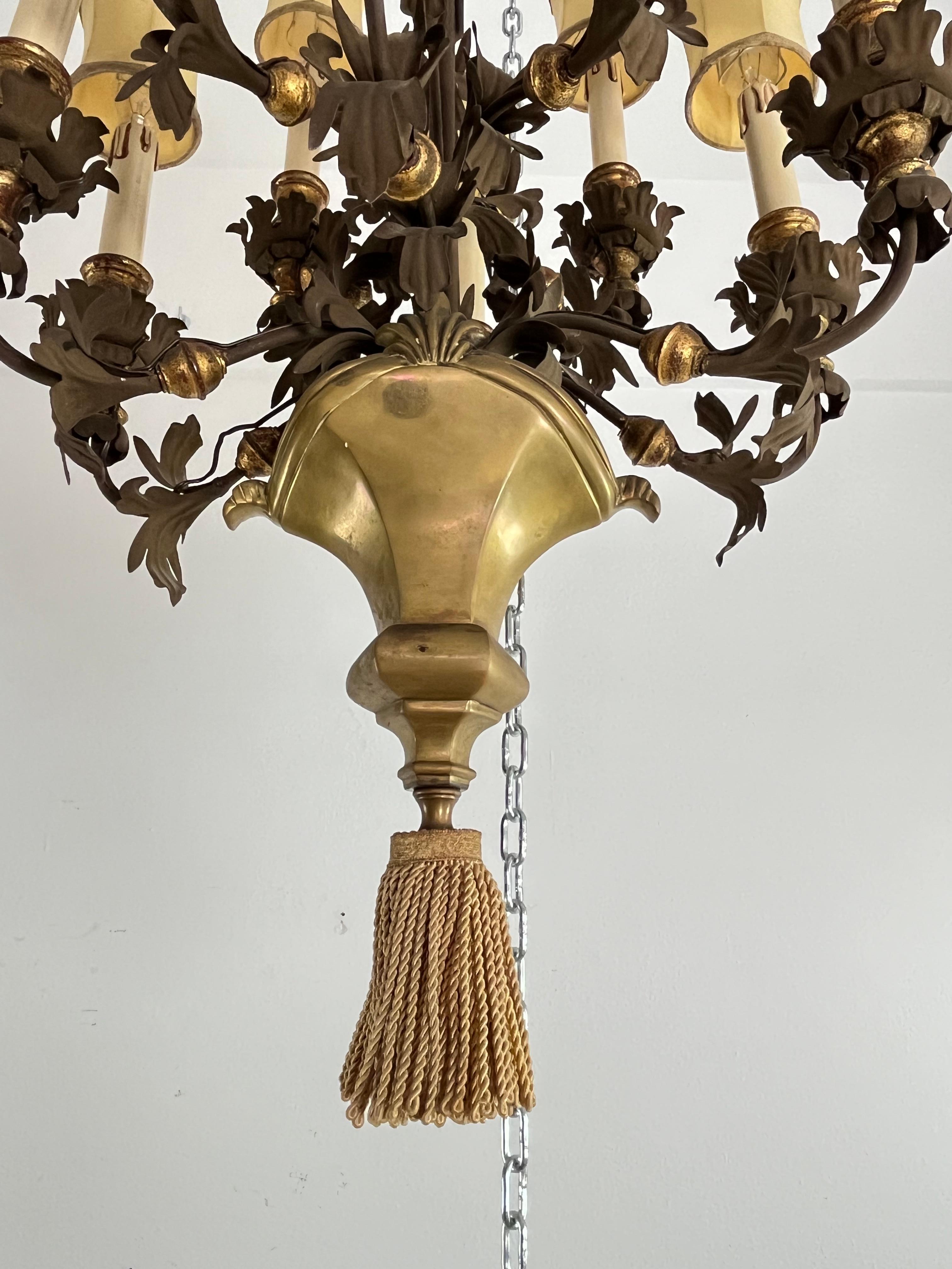 Prestigieux ensemble de 2 lustres français à 10 lumières en fer forgé et laiton, 1980 Bon état - En vente à Palermo, IT