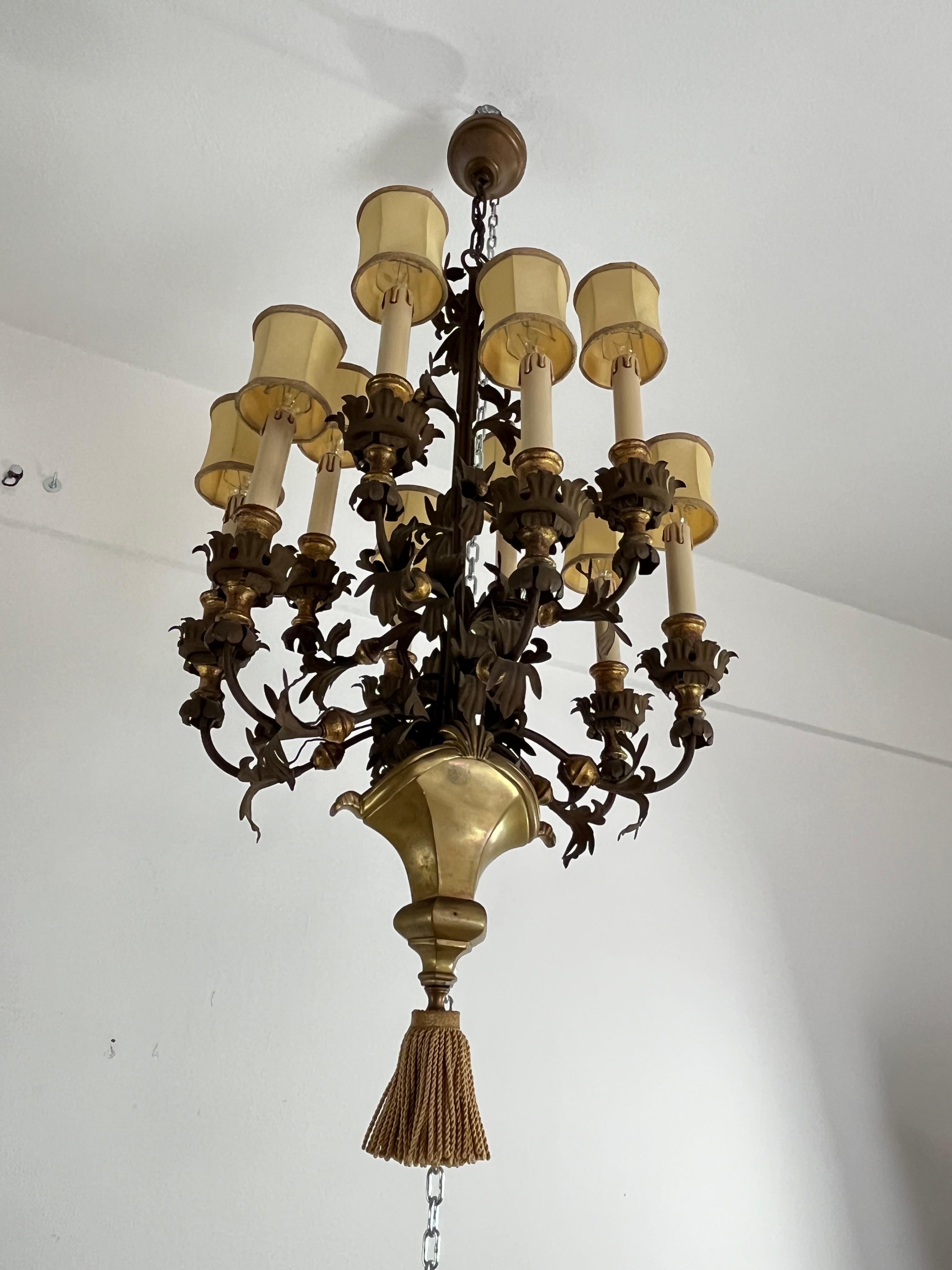 Fin du 20e siècle Prestigieux ensemble de 2 lustres français à 10 lumières en fer forgé et laiton, 1980 en vente