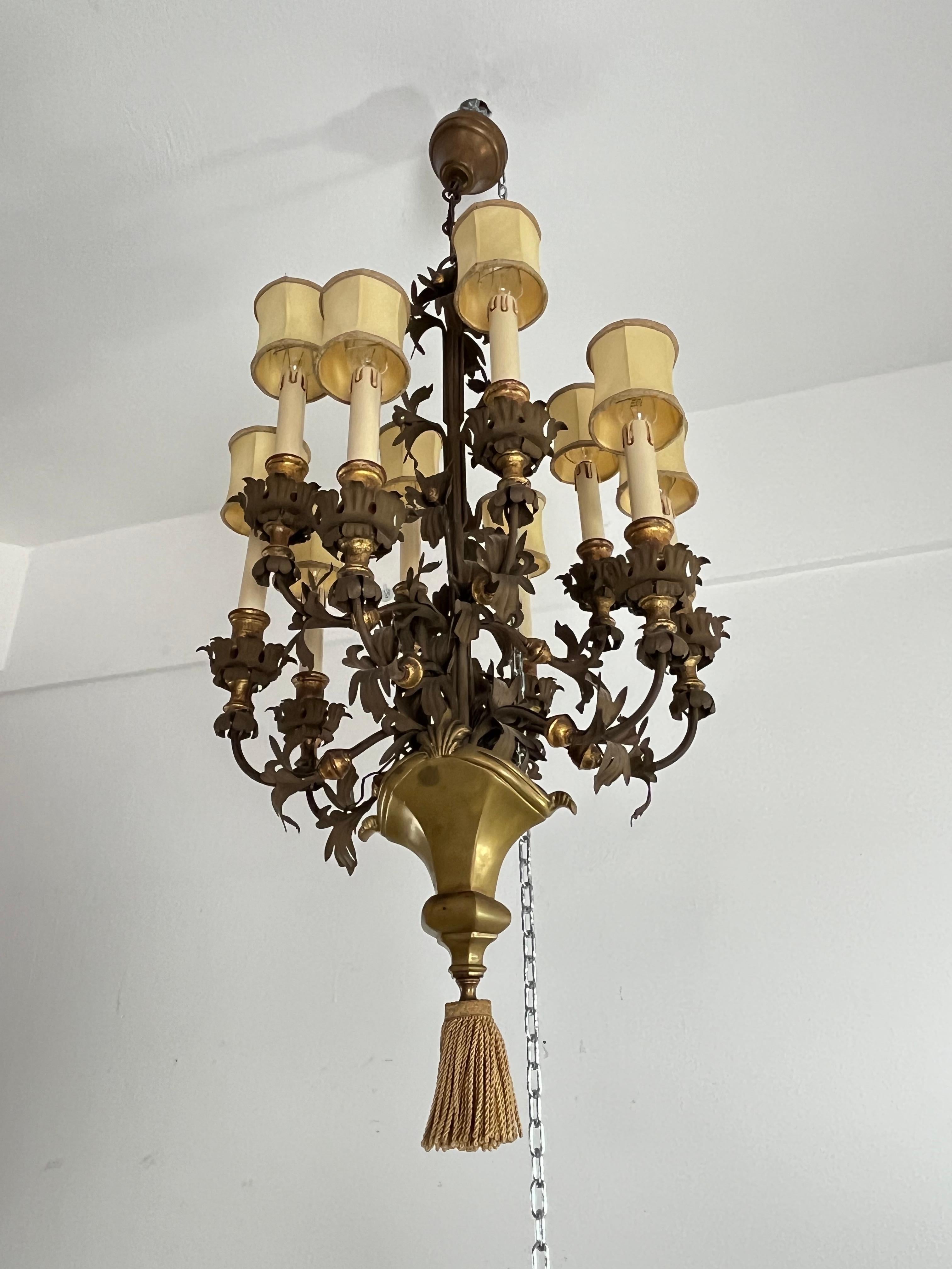 Laiton Prestigieux ensemble de 2 lustres français à 10 lumières en fer forgé et laiton, 1980 en vente