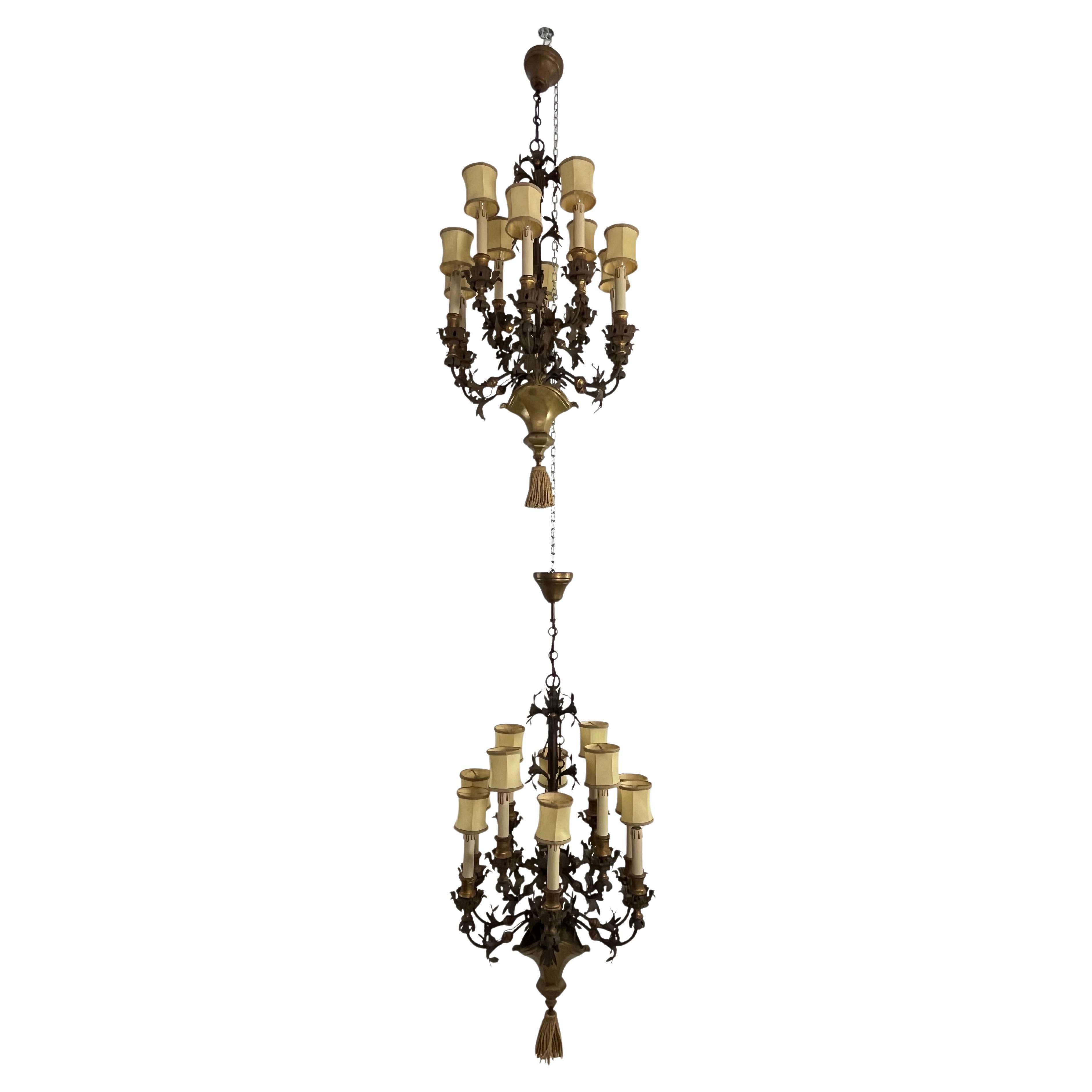 Prestigieux Ensemble de 2 lustres français à 10 lumières en fer forgé et laiton, années 1980
Trouvé dans un appartement noble, en plus que bon état.
Le lustre simple a un diamètre d'environ 50 cm et une hauteur de 85 cm (hauteur avec la chaîne 120