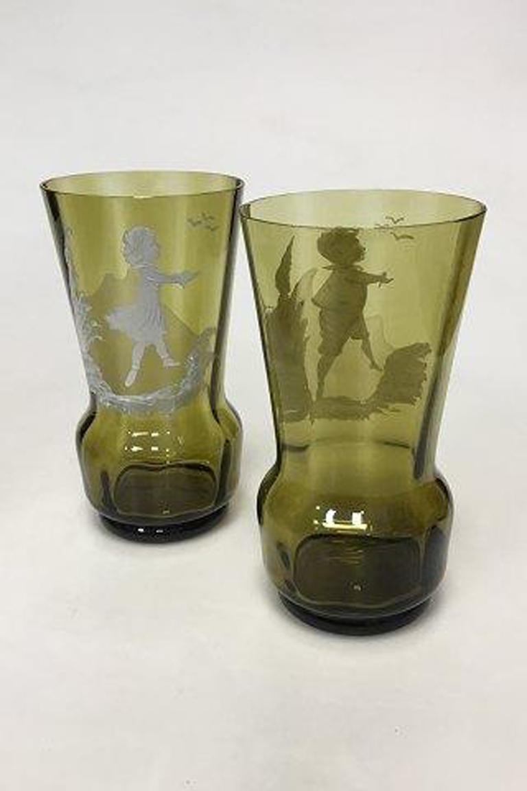 Presumably German glass. Set of two vases in green glass with white decoration. 

Measures 14.5 cm / 5 45/64 in.