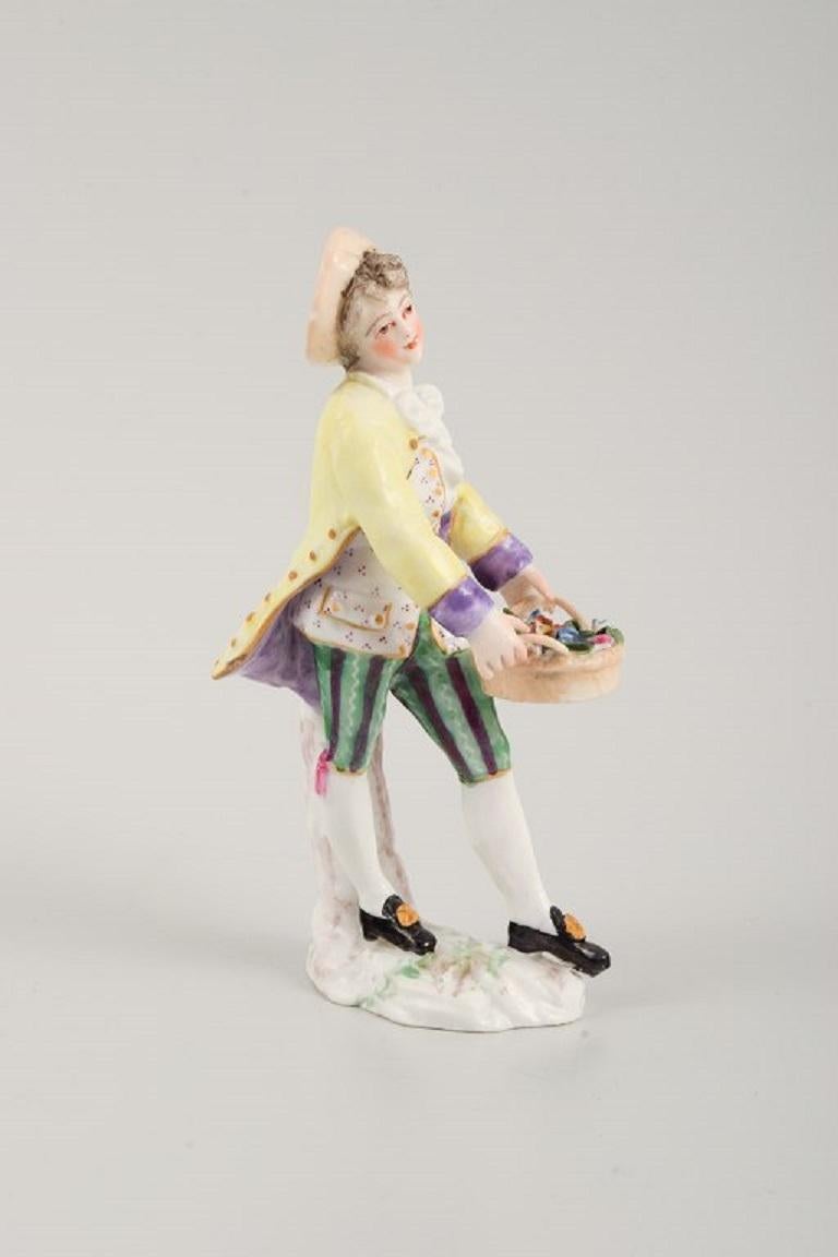 Presumably German porcelain figure, a man with a flower basket, 19th century.
Indistinctly signed. Hand-painted.
Marked on the back.
In excellent condition.
H 12.5 cm. D 4.5 cm.