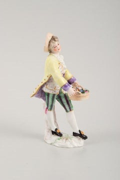 Figura di porcellana presumibilmente tedesca, Uomo con cesto di fiori, XIX secolo