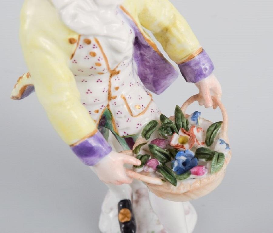 Figura di porcellana presumibilmente tedesca, Uomo con cesto di fiori, XIX secolo in vendita 1