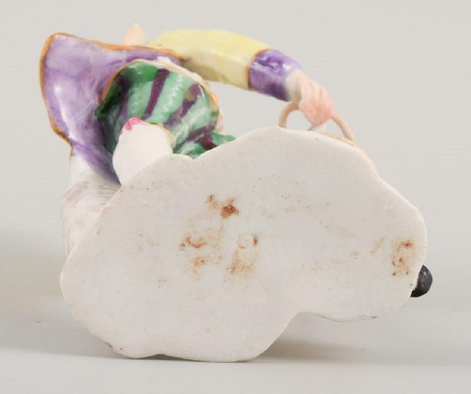 Figura di porcellana presumibilmente tedesca, Uomo con cesto di fiori, XIX secolo in vendita 2