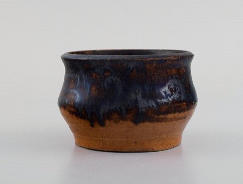 Presumably Lis Krüger and Ole Bjørn Krüger (1922-2007), Danish sculptor and ceramicist. Unique bowl in glazed stoneware. 1960s / 70s.
Measures: 9.5 x 6.2 cm.
In excellent condition.
Provenance: The estate of sculptor and ceramicist Ole Bjørn