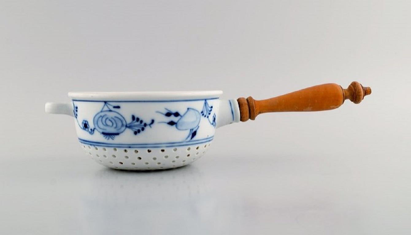 Presumably Meissen blue onion sifter in hand-painted porcelain with a wooden handle. Approx. 1900.
Measures: 32 x 7 cm (incl. Handle).
In excellent condition.
Unstamped.