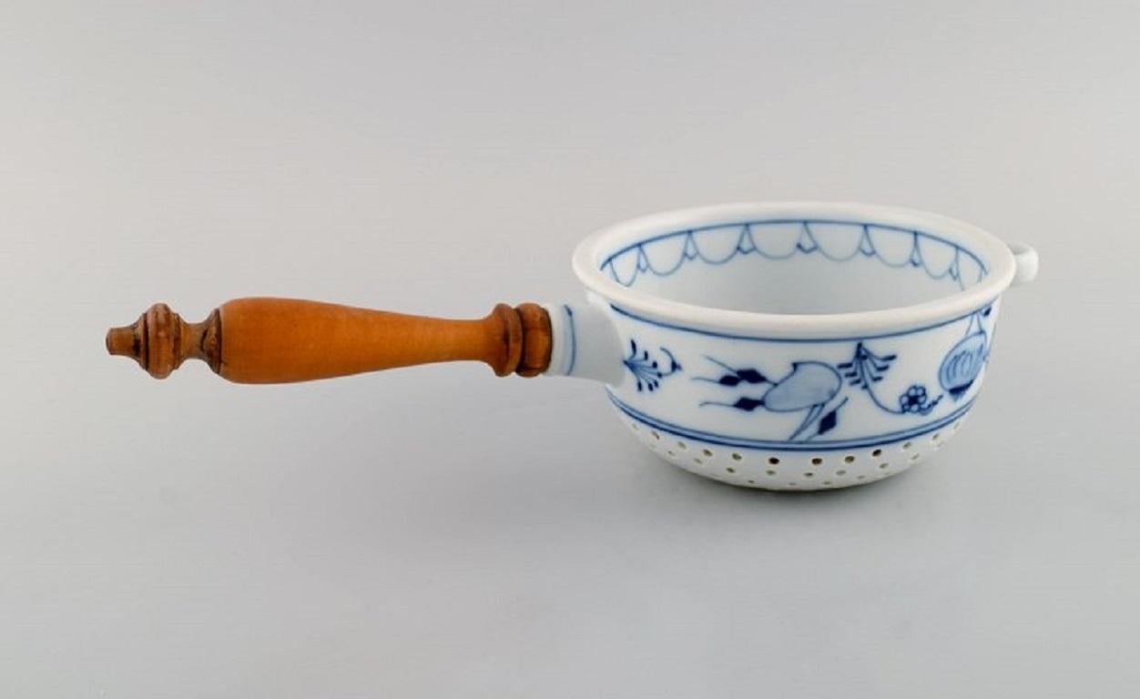 Presumably Meissen Blue Onion Sifter in Hand-Painted Porcelain, Approx. 1900 In Excellent Condition For Sale In Copenhagen, DK
