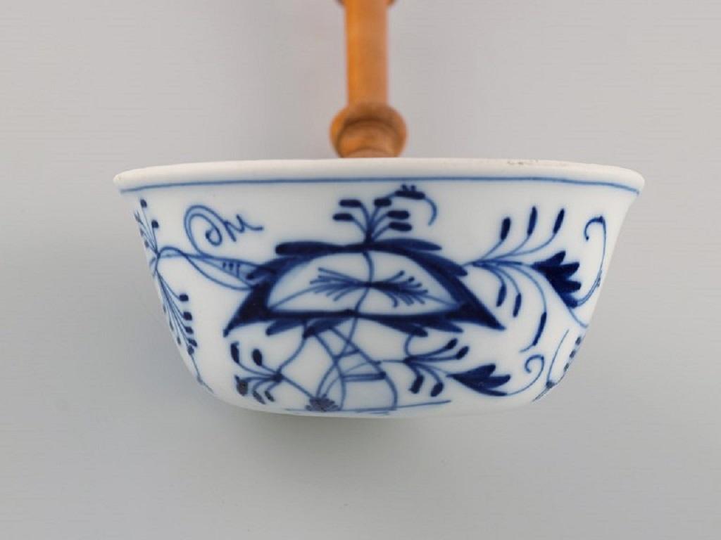 Presumably, Meissen Blue Onion soup ladle in hand-painted porcelain with handle in turned wood. Approx. 1900.
Length: 35.5 cm.
In excellent condition.