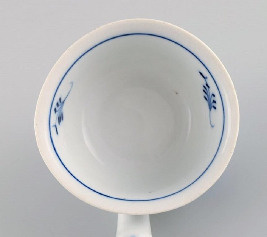 Presumably Meissen Blue Onion Soup Ladle in Hand-Painted Porcelain In Excellent Condition In Copenhagen, DK