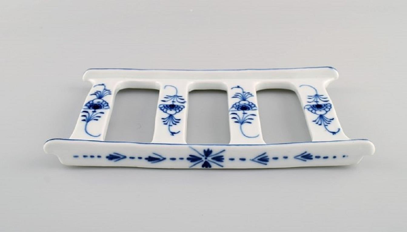 Presumably Meissen Blue Onion trivet in hand-painted porcelain. 
Approx. 1900.
Measures: 23.5 x 12.5 x 2 cm.
Unstamped.
In excellent condition.