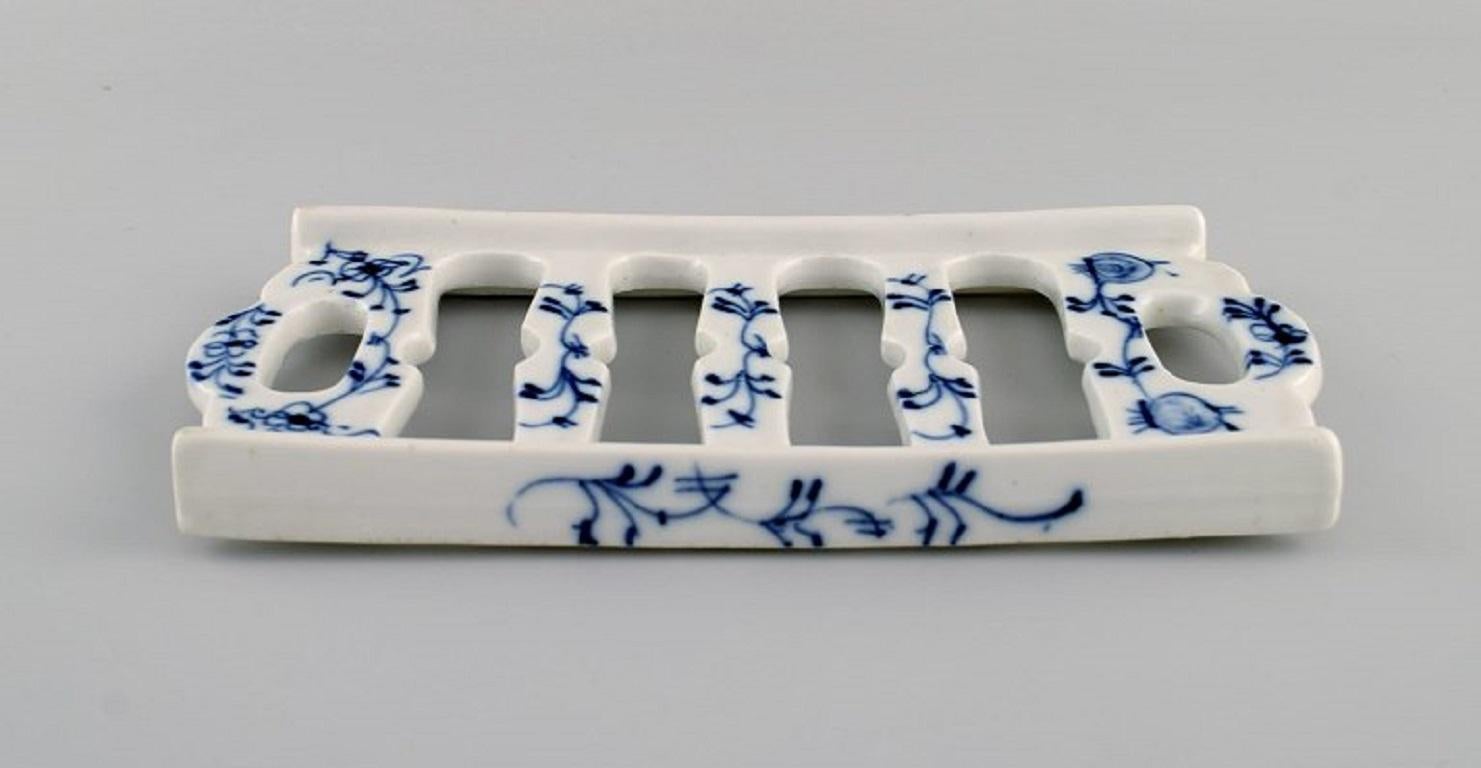 Vermutlich Meissener Blaue Zwiebel Untersetzer aus handbemaltem Porzellan. Ca. 1900.
Maße: 22.5 x 11,5 x 2 cm.
In ausgezeichnetem Zustand.
Ungestempelt.