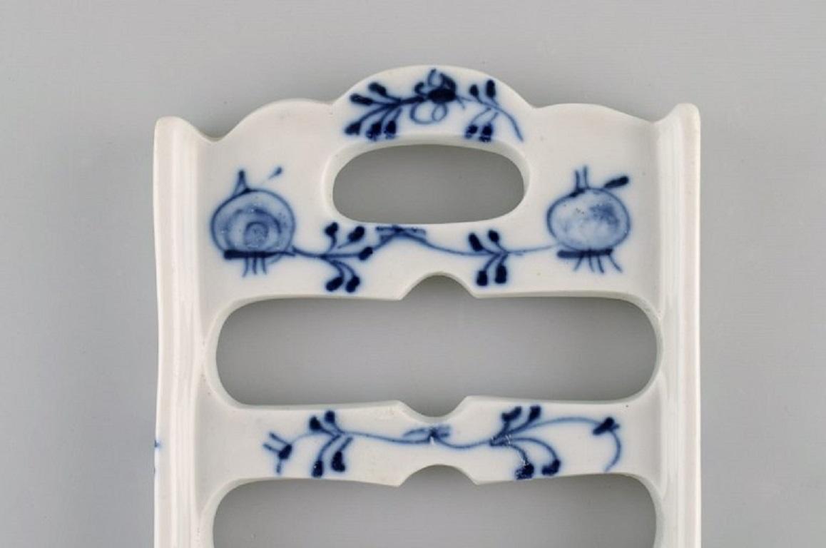 German Presumably Meissen Blue Onion Trivet in Hand-Painted Porcelain, Approx. 1900 For Sale