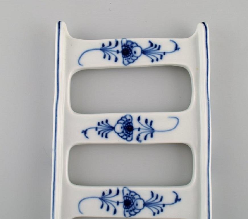 Presumably Meissen Blue Onion Trivet in Hand-Painted Porcelain, Approx. 1900 In Excellent Condition For Sale In Copenhagen, DK