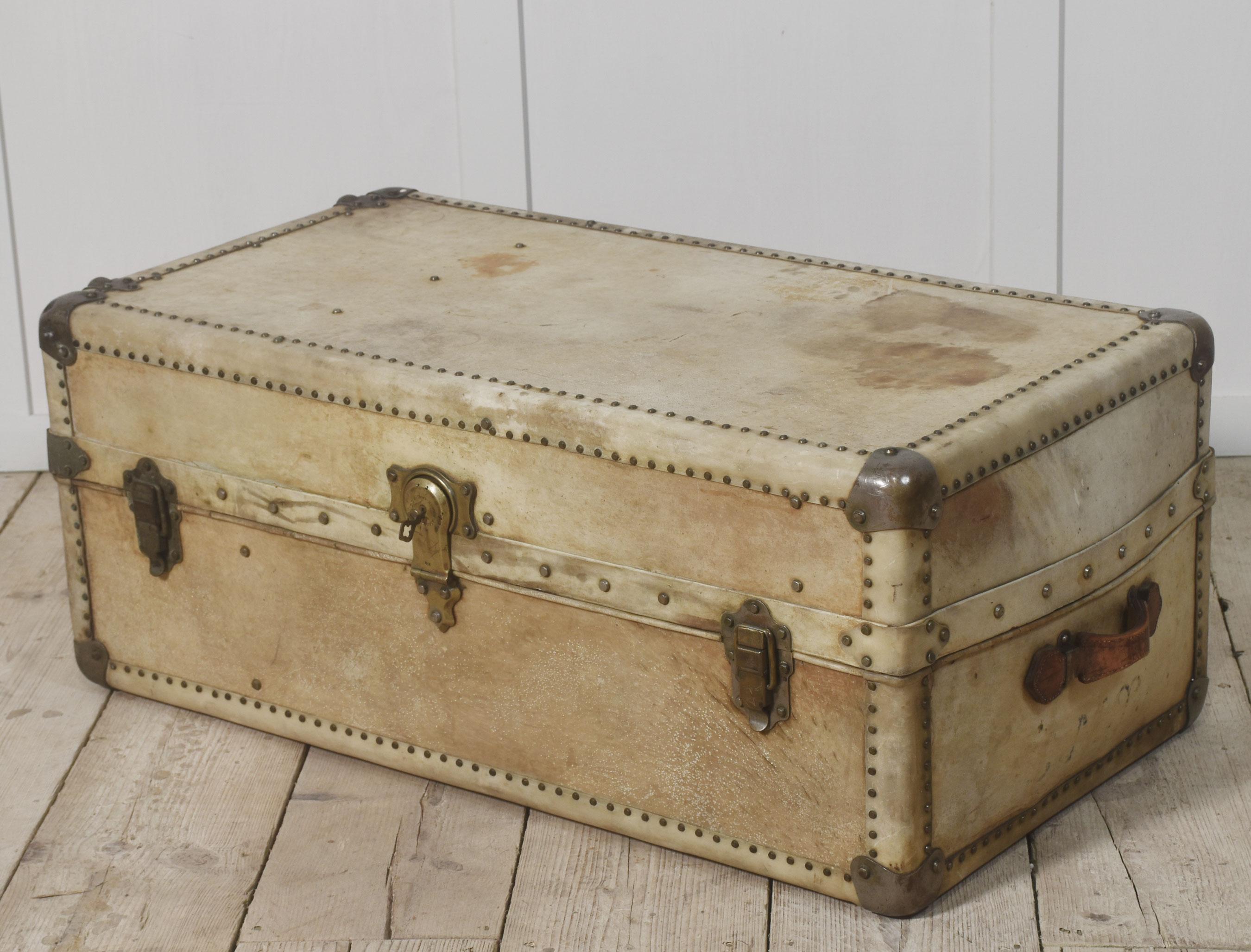 Pretot Paris leather traveling trunk For Sale 3