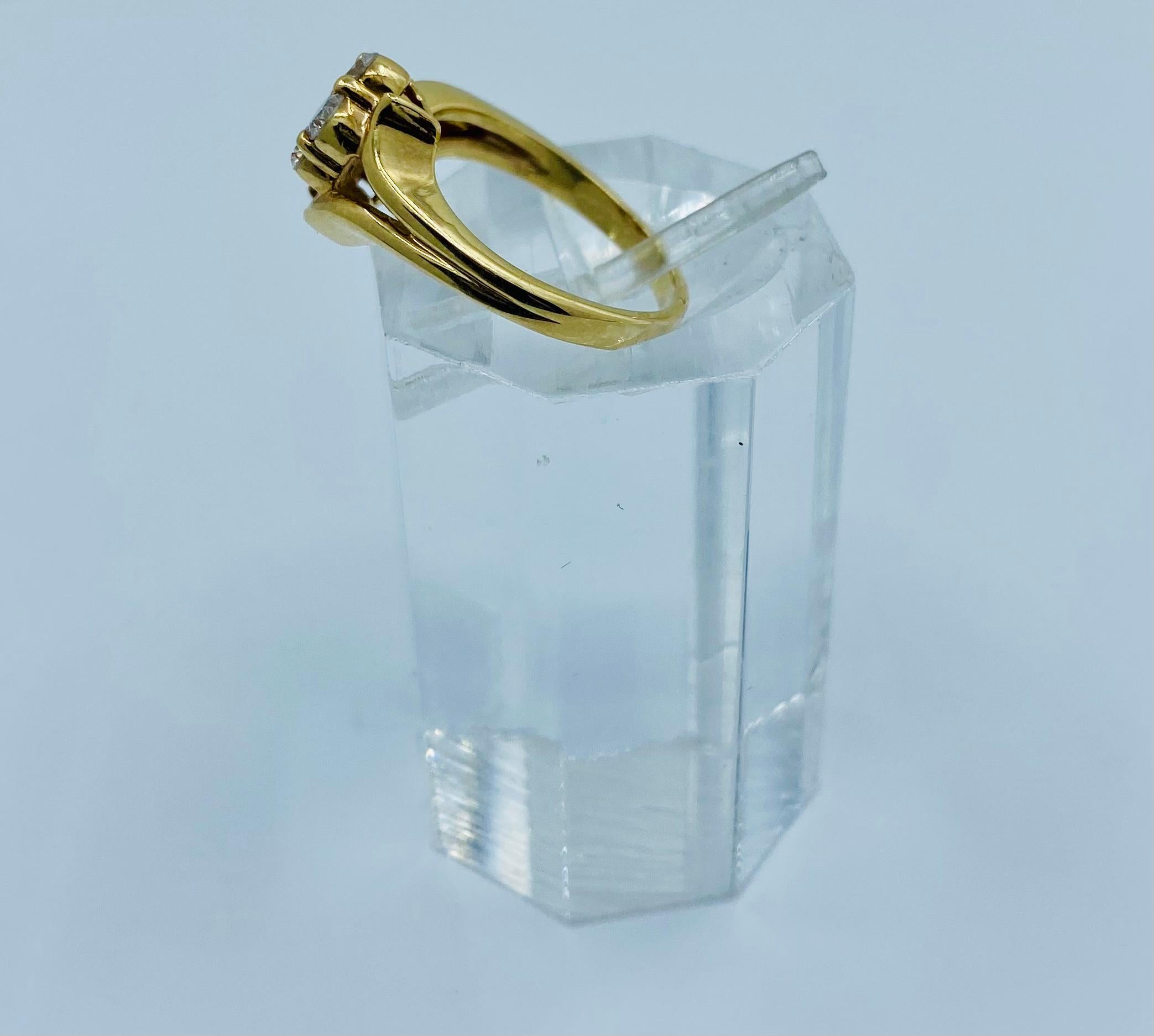 Round Cut 1.35 Carat Diamond Double Flower 18 Karat Yellow Gold Cluster Ring