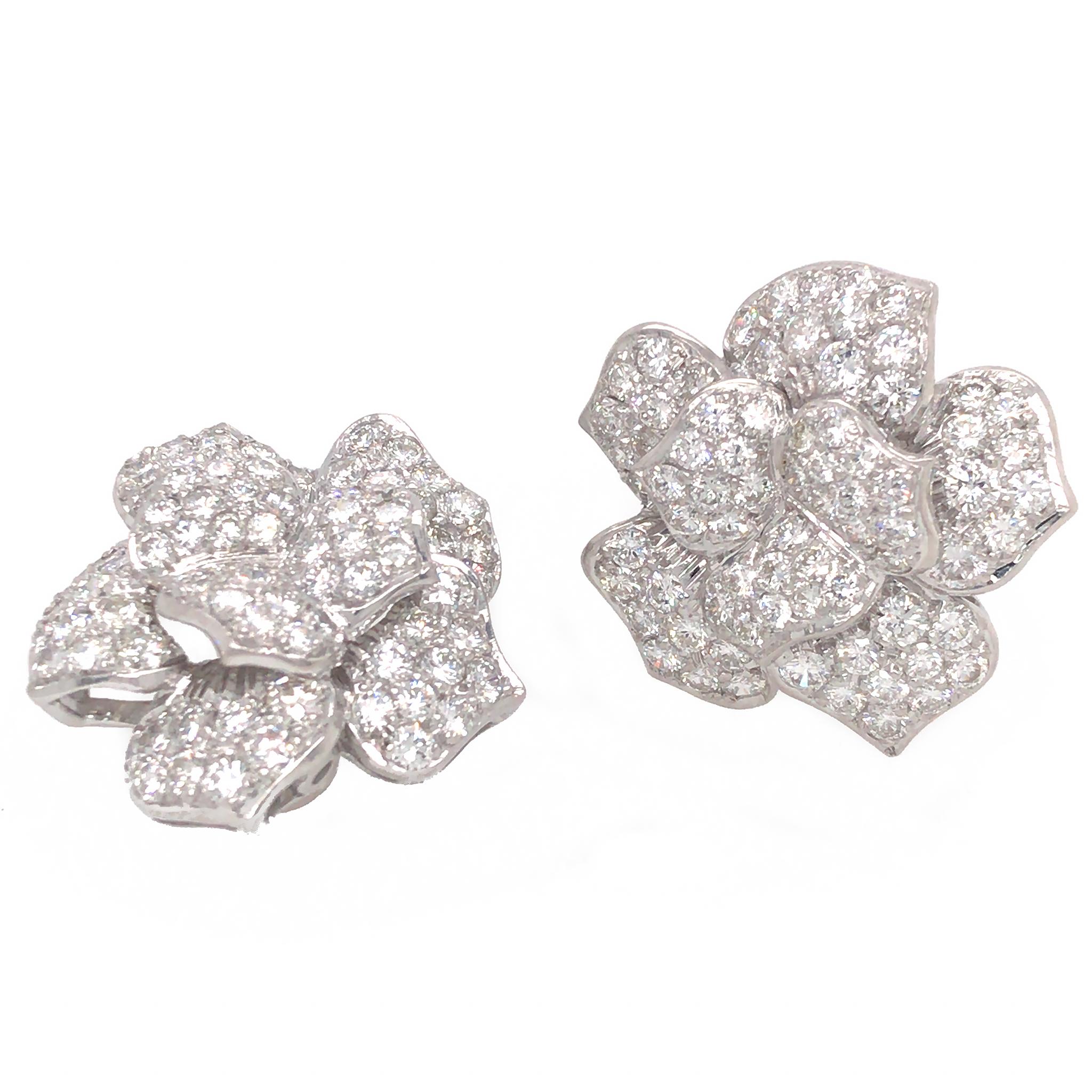 Hübsche Blumenohrringe aus 18 Karat Weißgold mit Diamanten (Rundschliff)