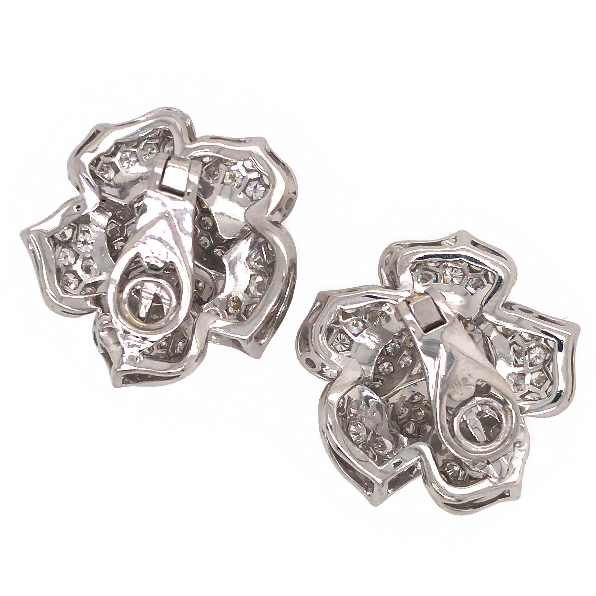 Hübsche Blumenohrringe aus 18 Karat Weißgold mit Diamanten im Zustand „Hervorragend“ in New York, NY
