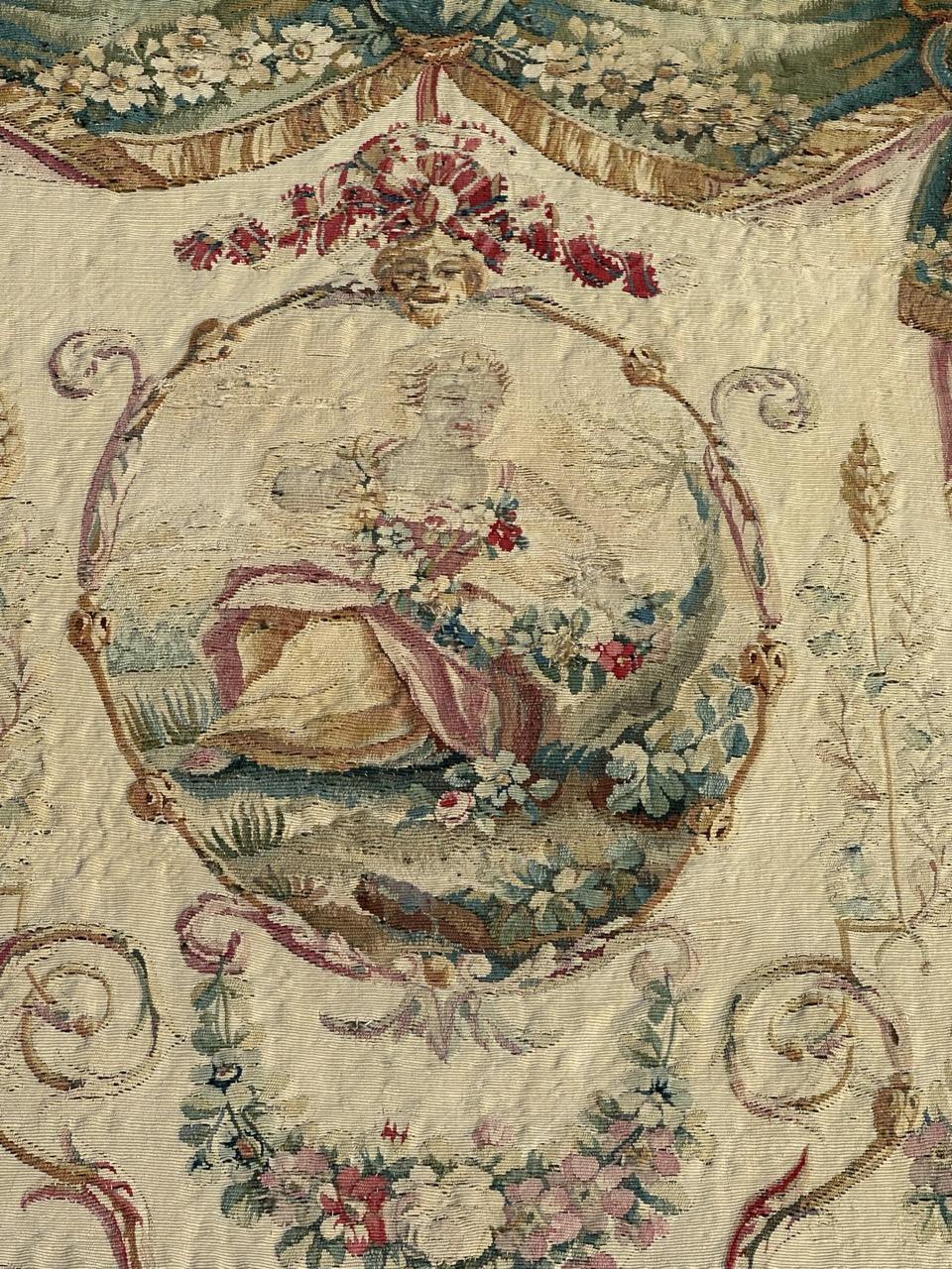 Schöner französischer Aubusson-Seidenteppich aus dem 18. Jahrhundert im Zustand „Relativ gut“ im Angebot in Saint Ouen, FR