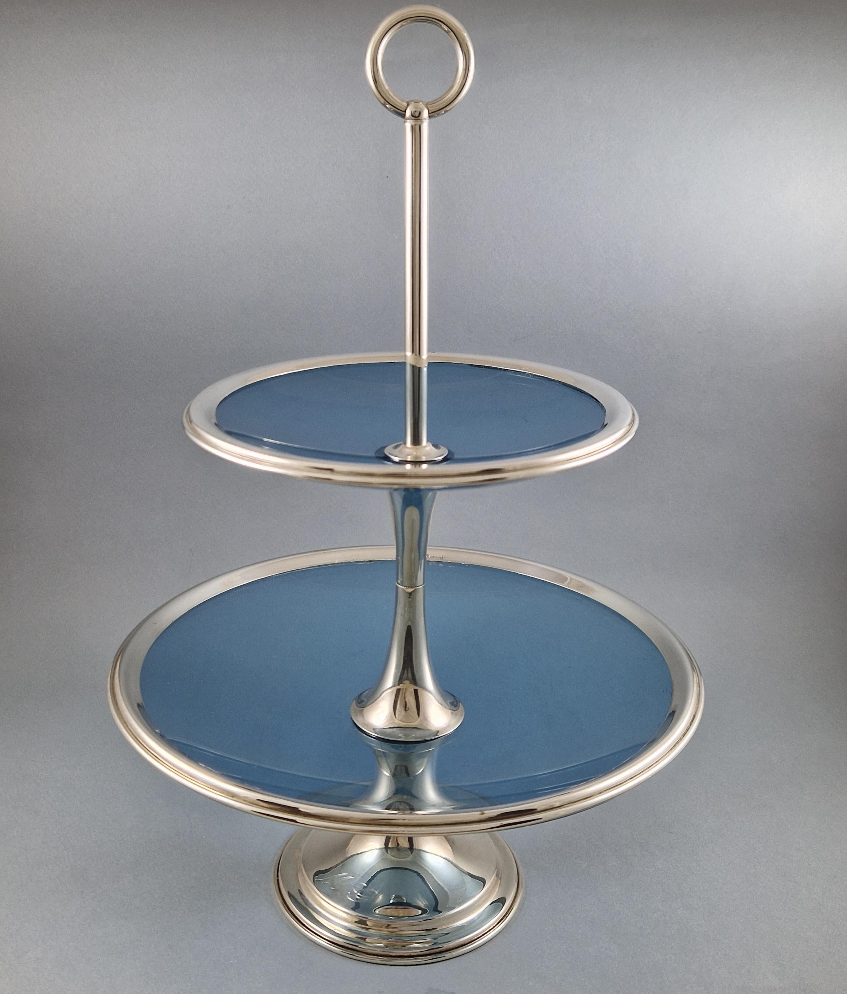Pretty 2-tier cup in glass and sterling silver

925 silver hallmark
Measures: Height: 34.5 cm
Diameter: 17 and 23 cm

Great condition.