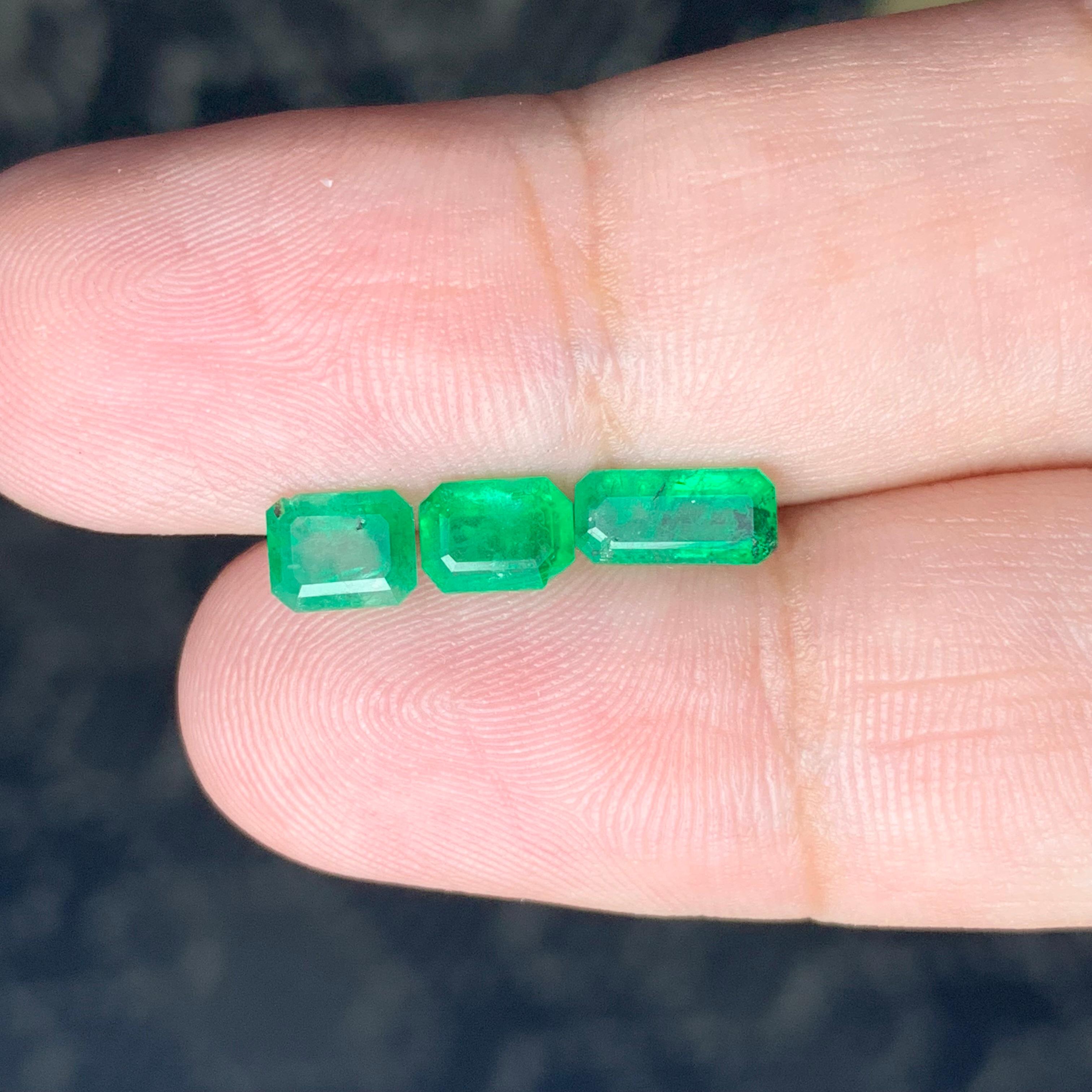 Pretty 2.05 Carat Natural Loose Emerald Set For Jewellery Making For Sale 4