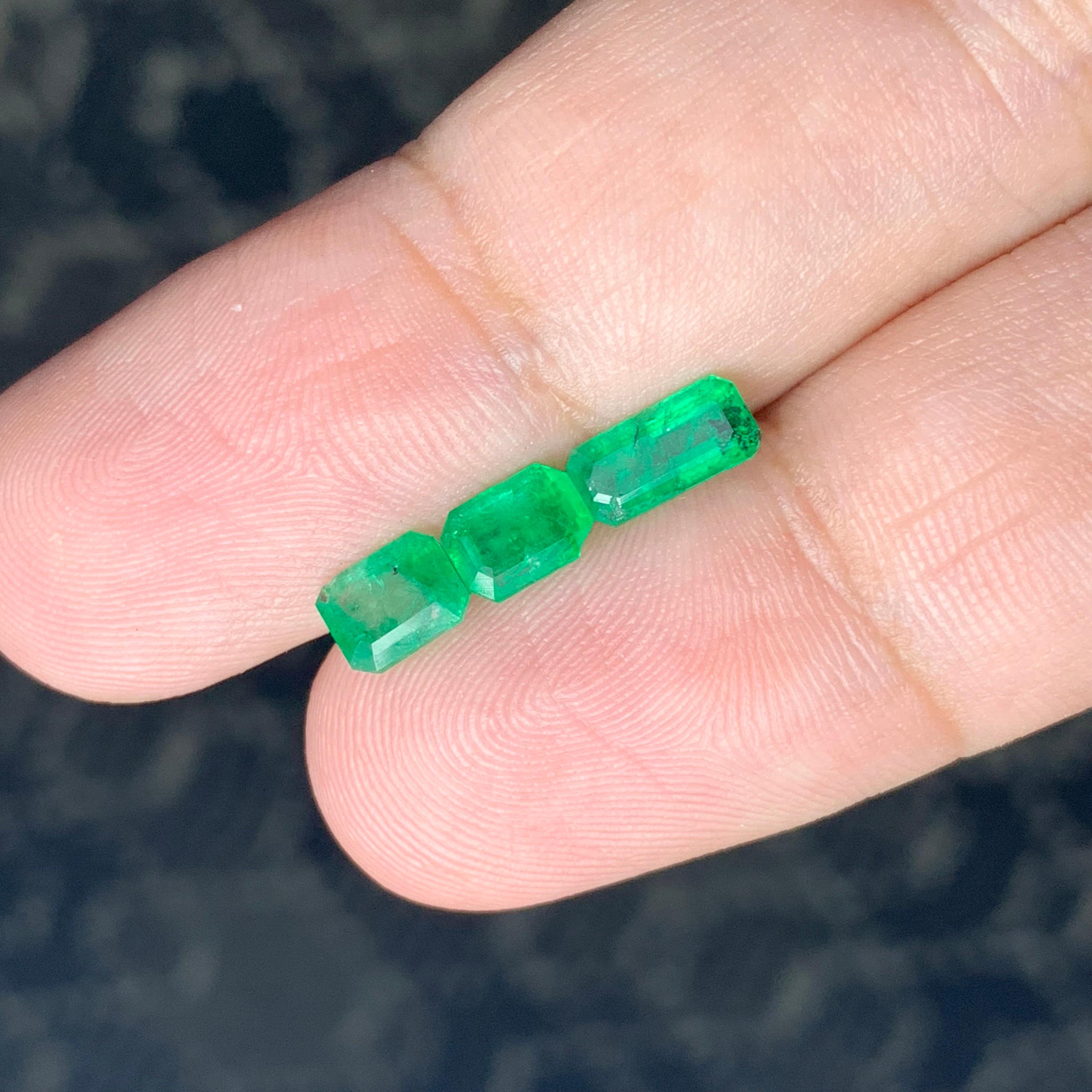 Pretty 2.05 Carat Natural Loose Emerald Set For Jewellery Making For Sale 5
