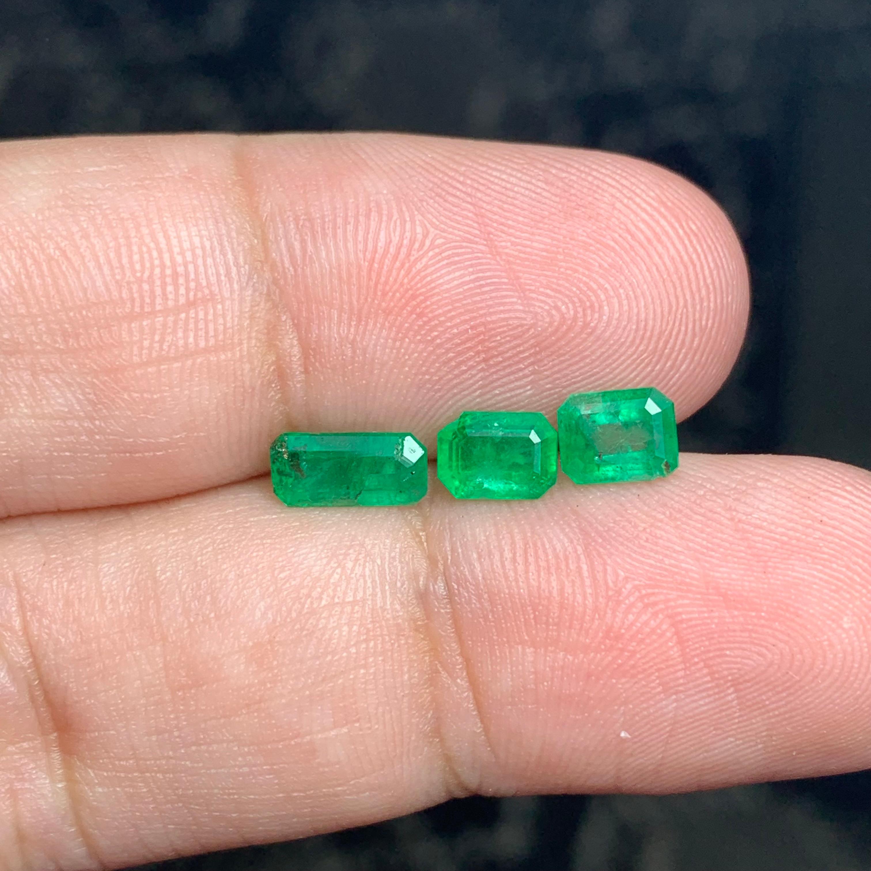 Arts and Crafts Pretty 2.05 Carat Natural Loose Emerald Set For Jewellery Making For Sale