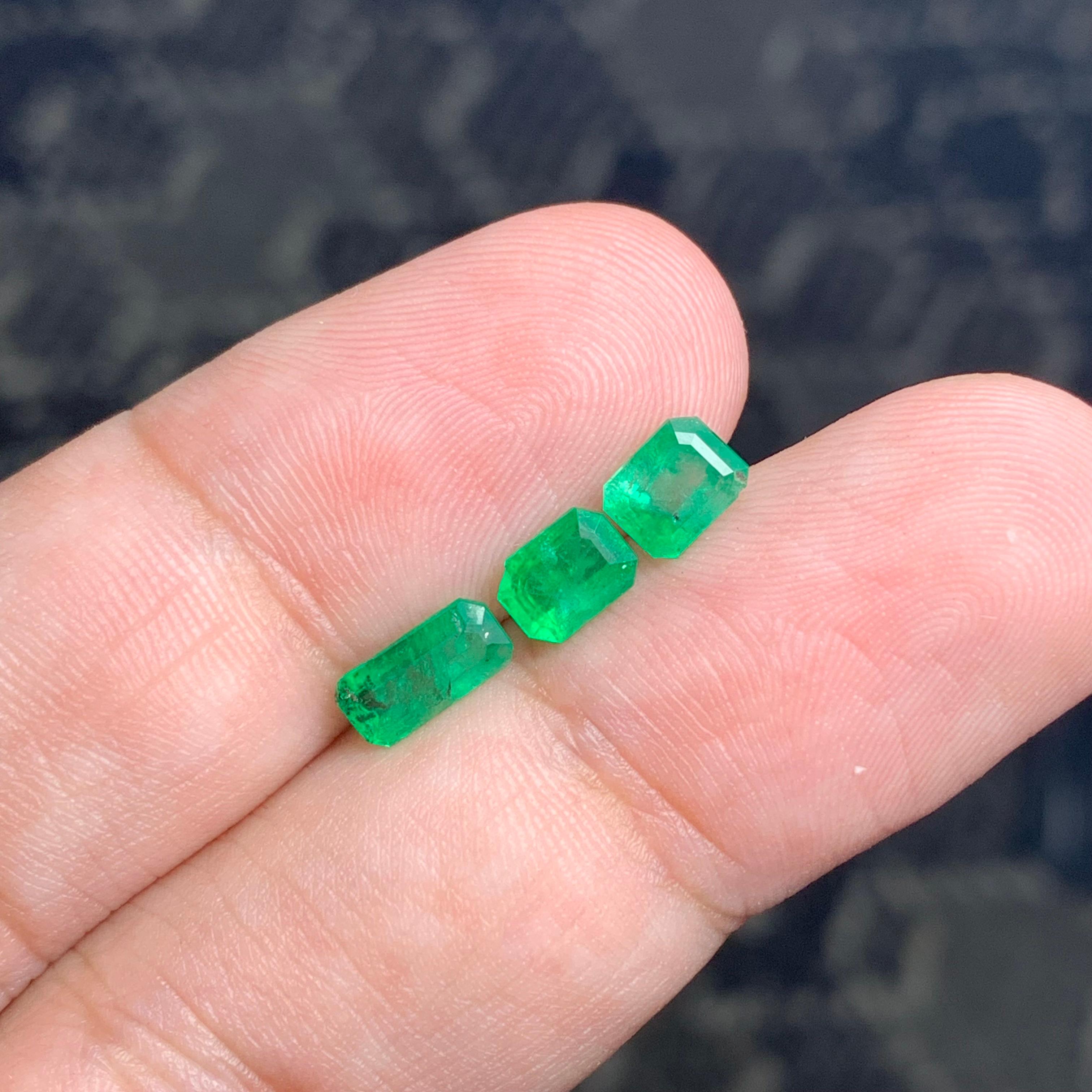 Emerald Cut Pretty 2.05 Carat Natural Loose Emerald Set For Jewellery Making For Sale