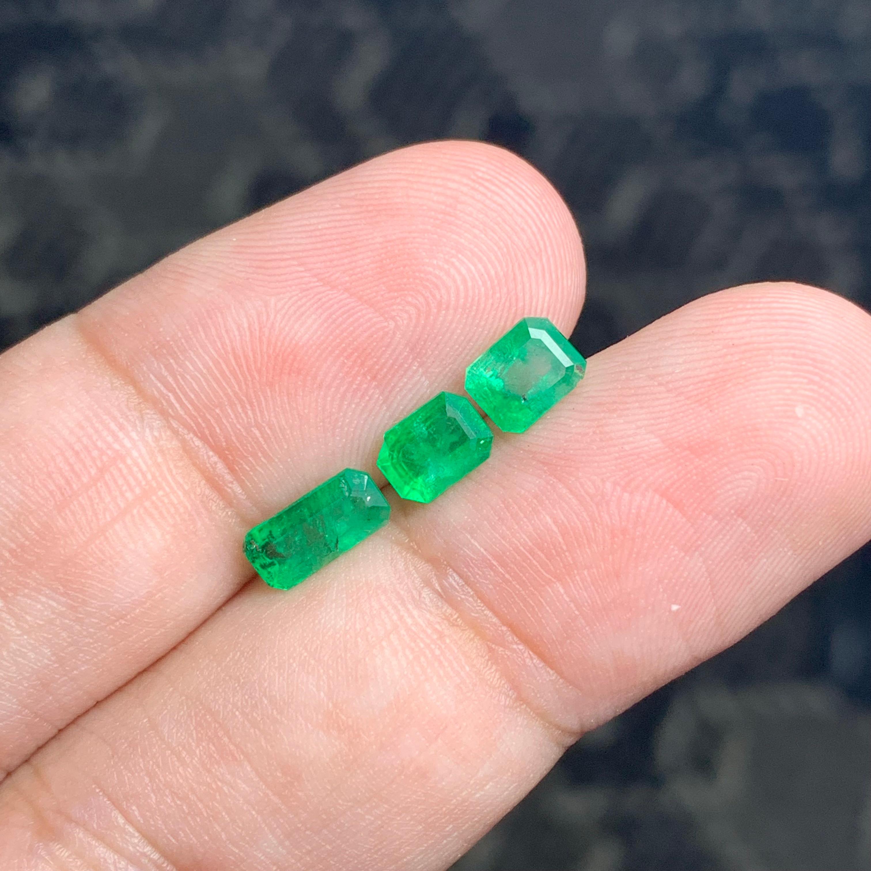 Pretty 2.05 Carat Natural Loose Emerald Set For Jewellery Making  In New Condition For Sale In Peshawar, PK