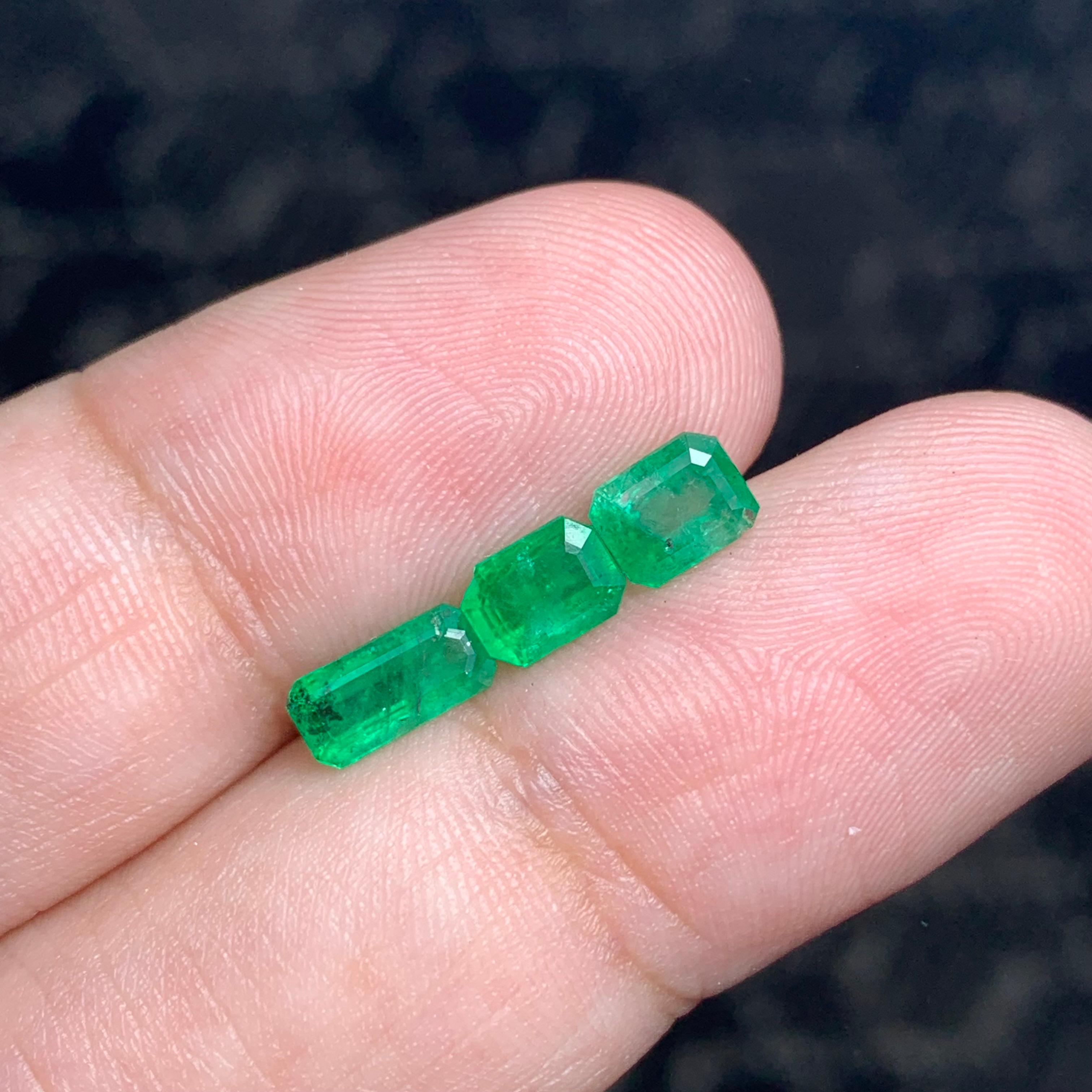Women's or Men's Pretty 2.05 Carat Natural Loose Emerald Set For Jewellery Making  For Sale