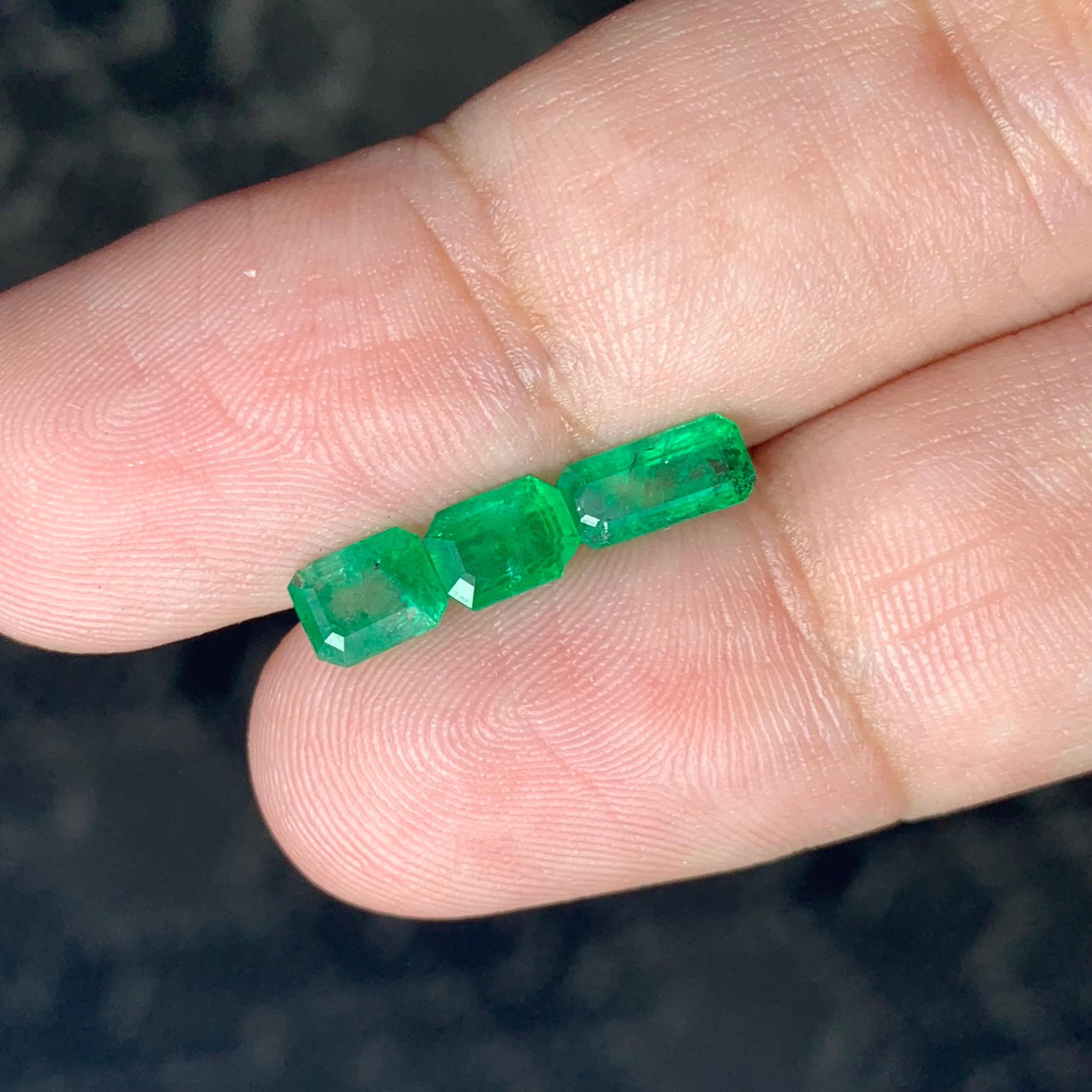 Pretty 2.05 Carat Natural Loose Emerald Set For Jewellery Making  For Sale 1