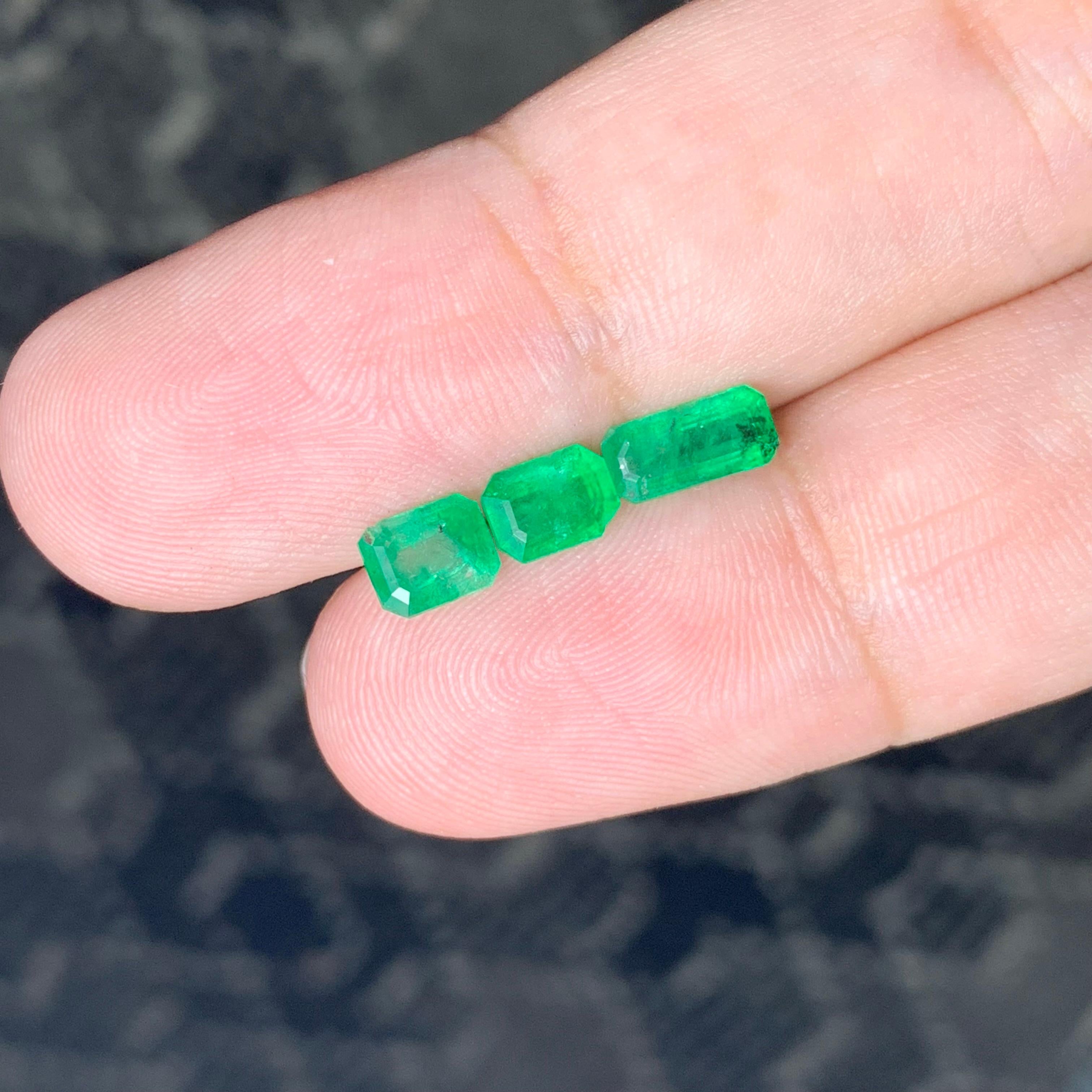Pretty 2.05 Carat Natural Loose Emerald Set For Jewellery Making For Sale 2