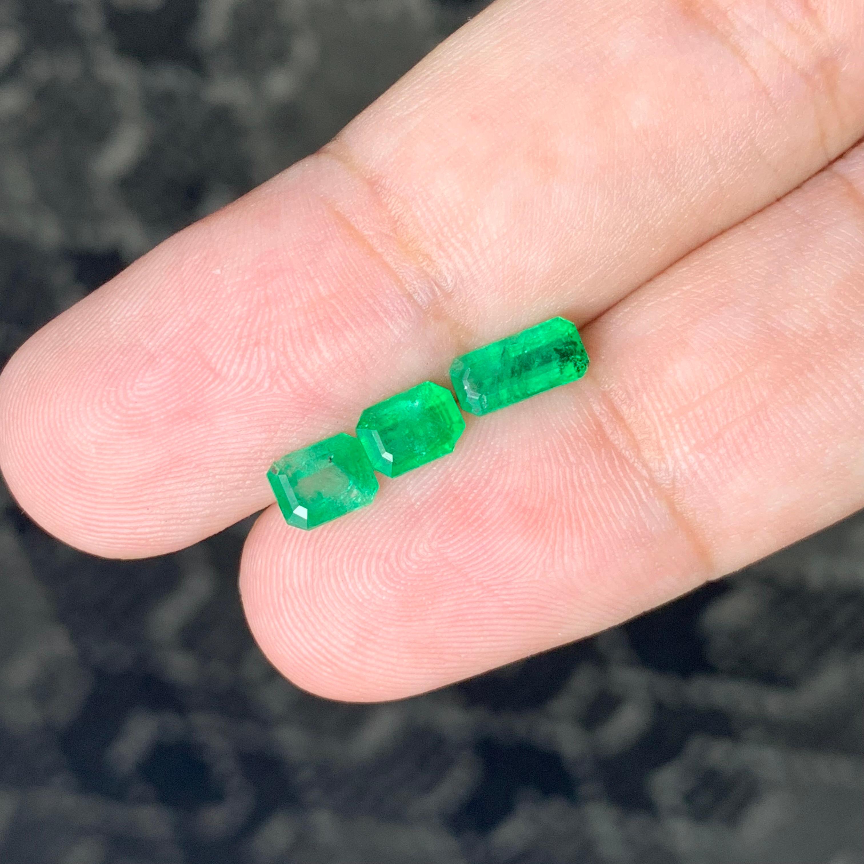 Pretty 2.05 Carat Natural Loose Emerald Set For Jewellery Making For Sale 3