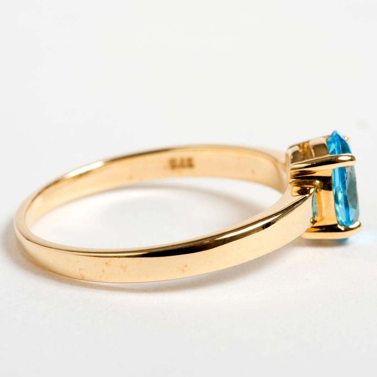 A unique piece within our carefully curated Vintage & Prestige fine jewellery collection, we are delighted to present the following: This delicate 9K yellow gold blue topaz ring, comes in UK size M 1/2, US size 6 1/2.