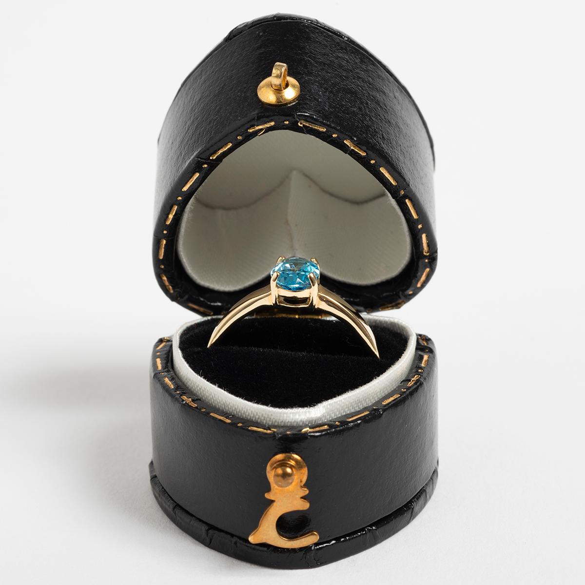 Taille ovale Jolie bague en or jaune 9K et topaze bleue, taille américaine 6 1/2. en vente