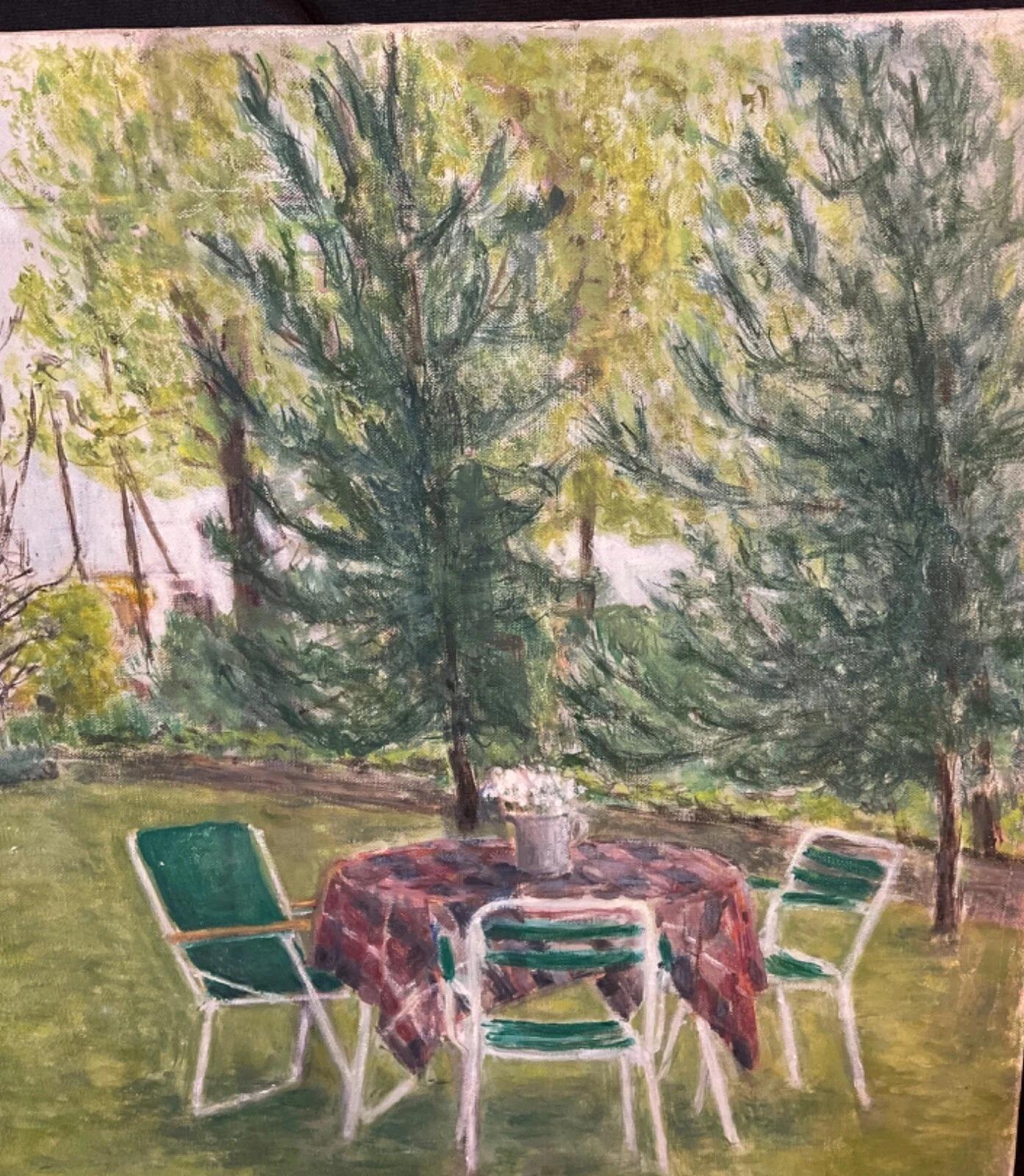Dieses charmante Acrylgemälde des Künstlers J. Boving aus Mâcon zeigt eine friedliche und intime Landschaftsszene. Das Gemälde zeigt einen Garten mit einem Tisch, der mit einer karierten Tischdecke bedeckt ist, und drei Stühlen, die auf einem