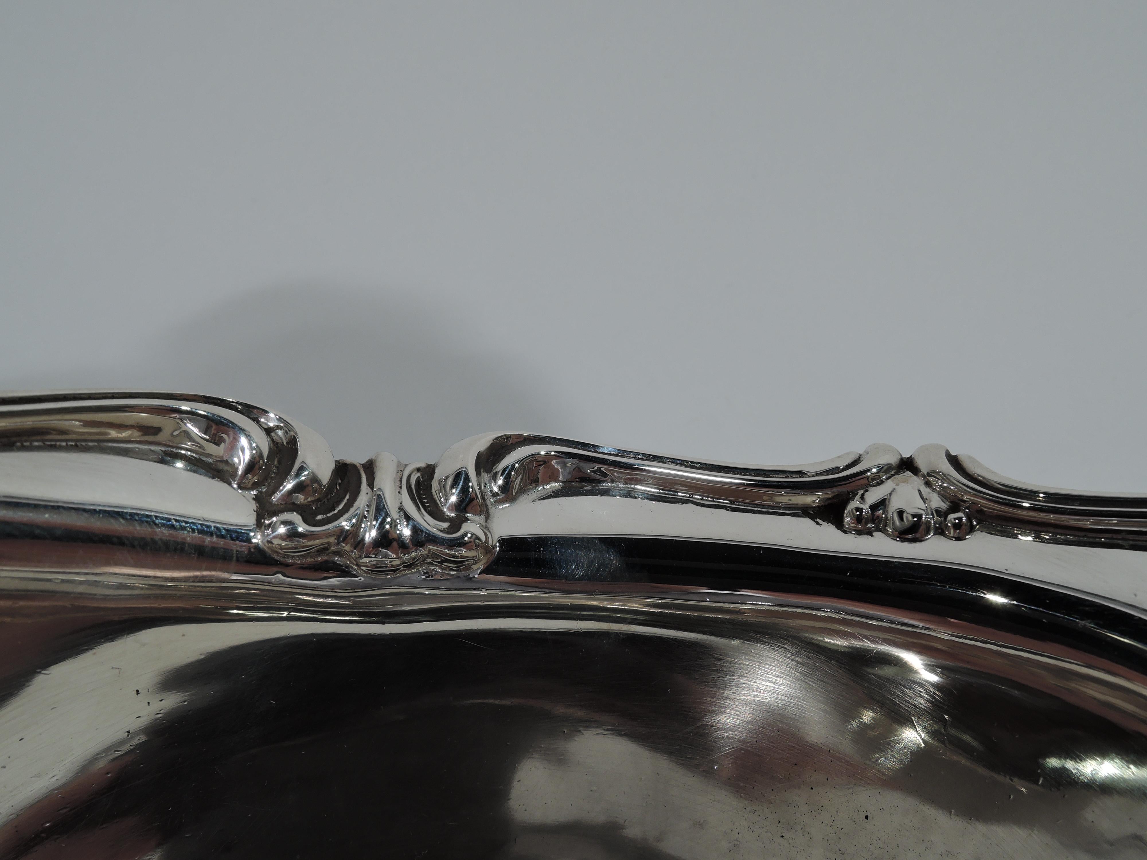 Pretty American Sterling Silver Gravy Boat on Stand In Good Condition In New York, NY