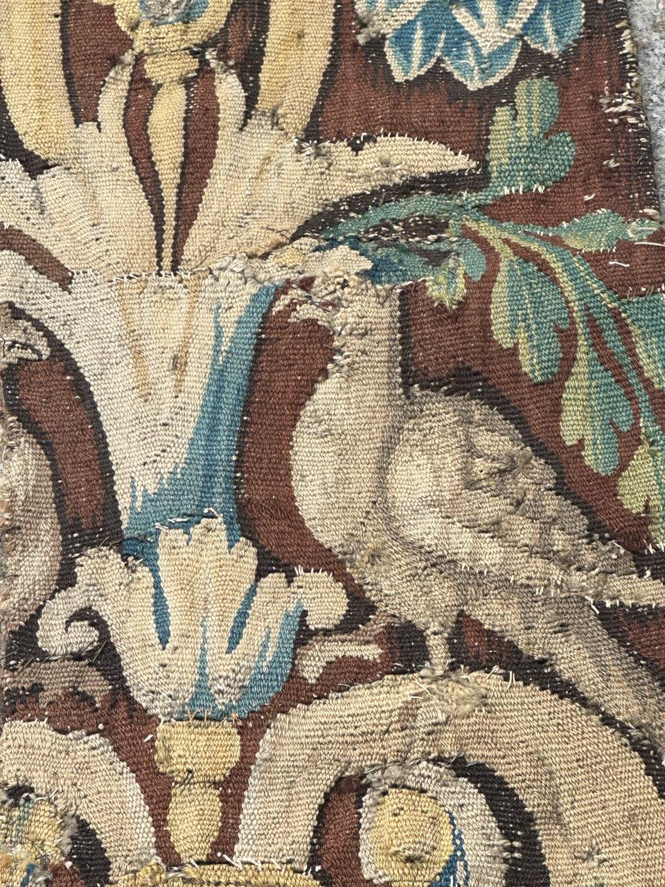 Bonito fragmento antiguo de tapiz de Aubusson francés del siglo XVII en venta 4