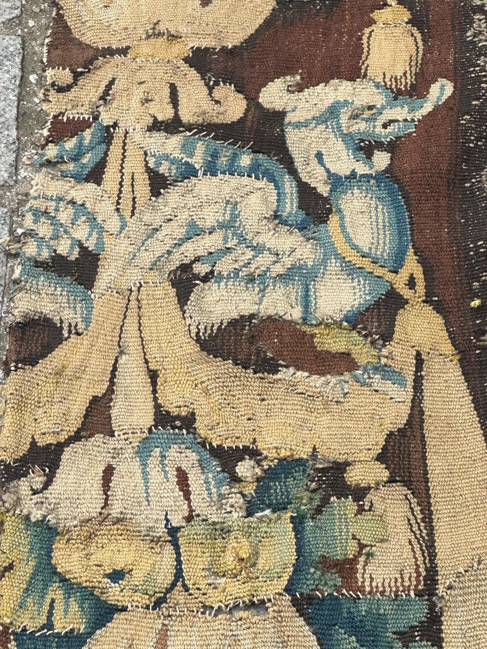 Bonito fragmento antiguo de tapiz de Aubusson francés del siglo XVII en venta 5