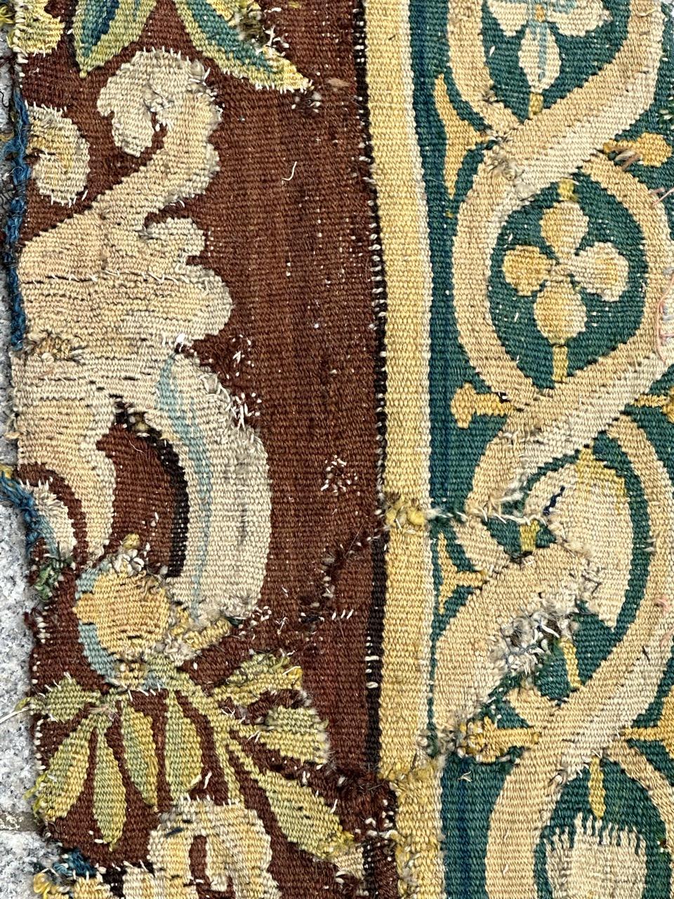 Schönes antikes französisches Aubusson-Wandteppichfragment aus dem 17. Jahrhundert im Angebot 6