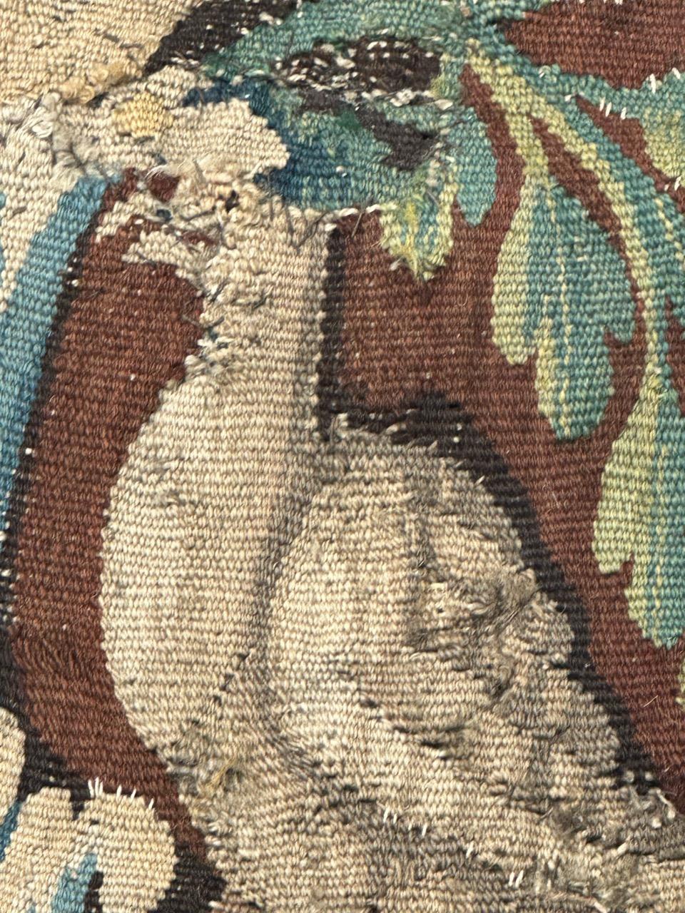 Bonito fragmento antiguo de tapiz de Aubusson francés del siglo XVII en venta 6