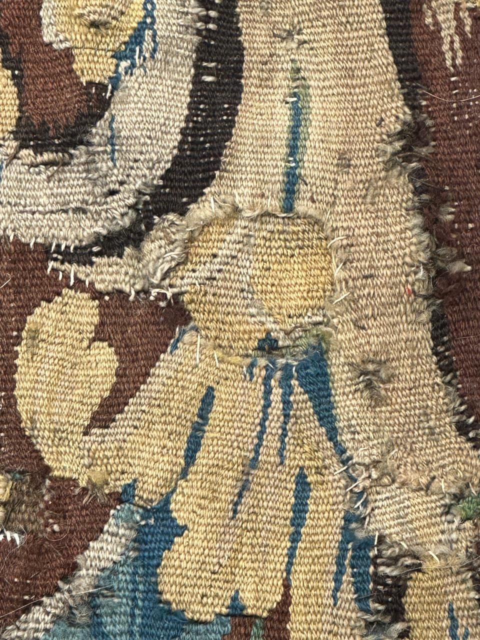 Bonito fragmento antiguo de tapiz de Aubusson francés del siglo XVII en venta 7