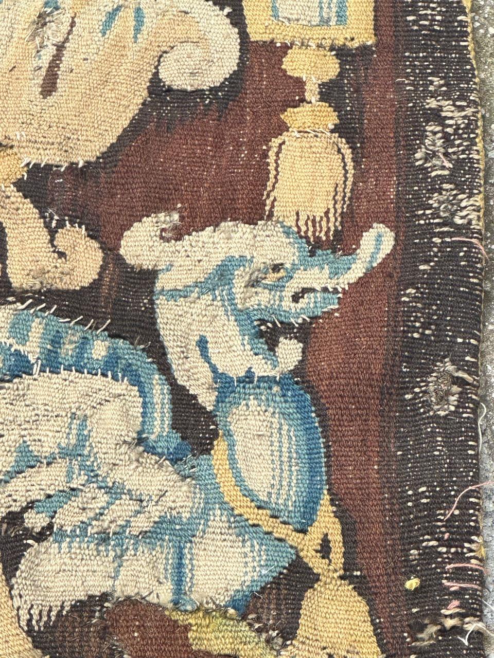 Bonito fragmento antiguo de tapiz de Aubusson francés del siglo XVII en venta 9