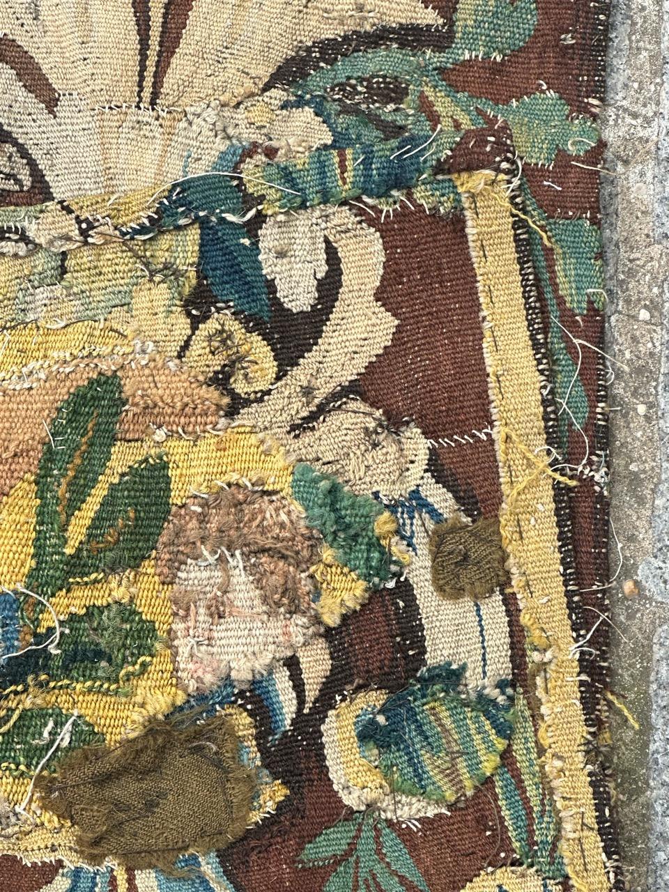 Bonito fragmento antiguo de tapiz de Aubusson francés del siglo XVII en venta 10