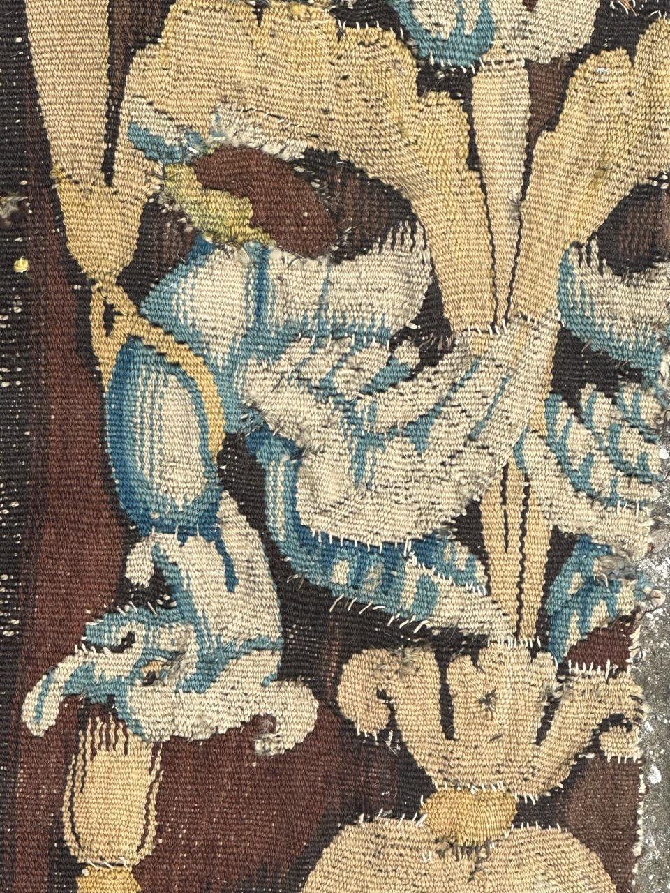 Bonito fragmento antiguo de tapiz de Aubusson francés del siglo XVII Tejido a mano en venta