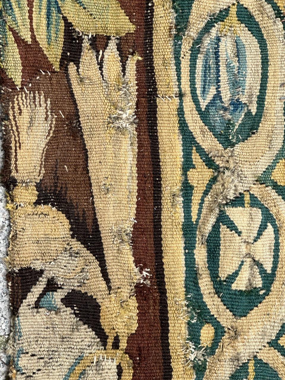 Schönes antikes französisches Aubusson-Wandteppichfragment aus dem 17. Jahrhundert im Zustand „Relativ gut“ im Angebot in Saint Ouen, FR