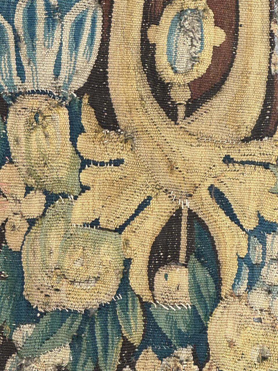 Bonito fragmento antiguo de tapiz de Aubusson francés del siglo XVII en Bastante bueno estado para la venta en Saint Ouen, FR